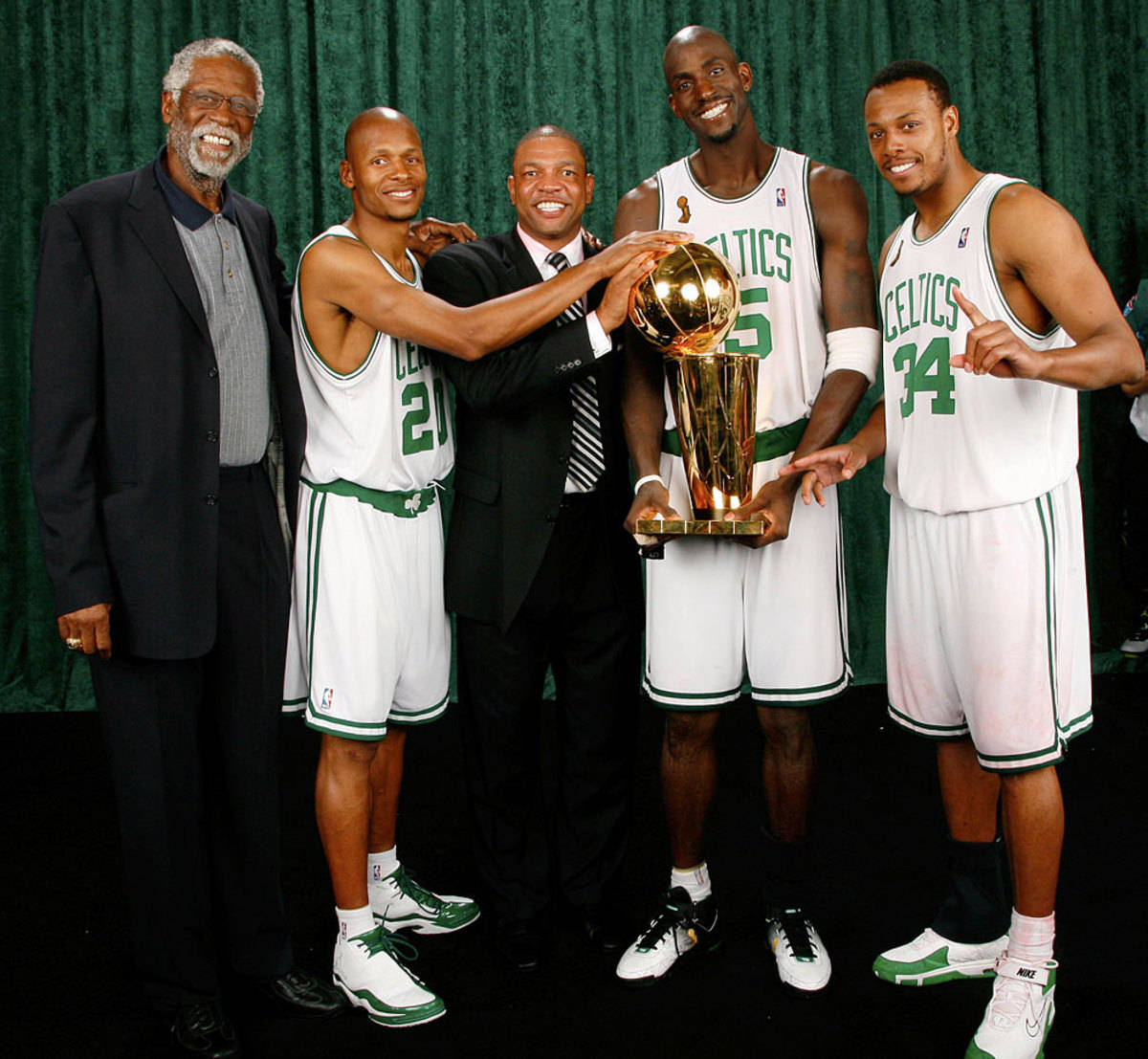 Elviejo Bill Russell Con Los Nuevos Boston Celtics Fondo de pantalla