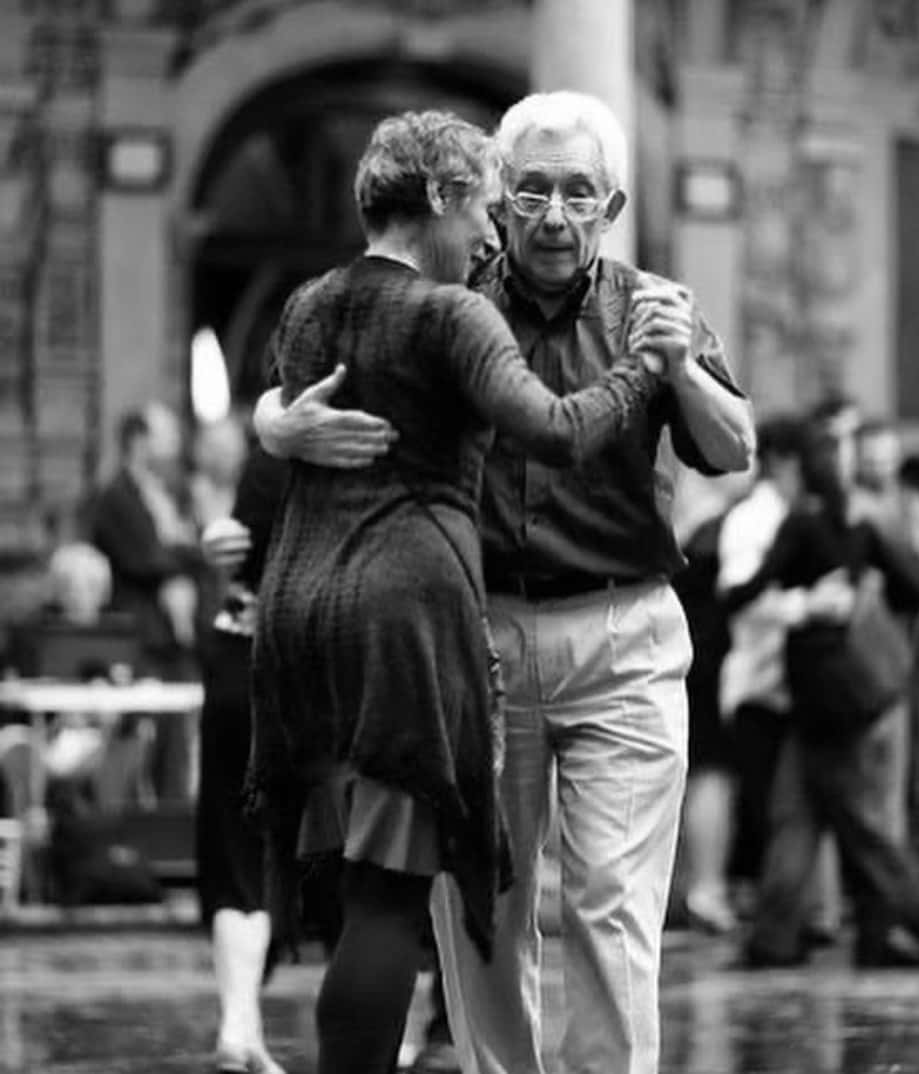 En gammel par danser i en park. Wallpaper