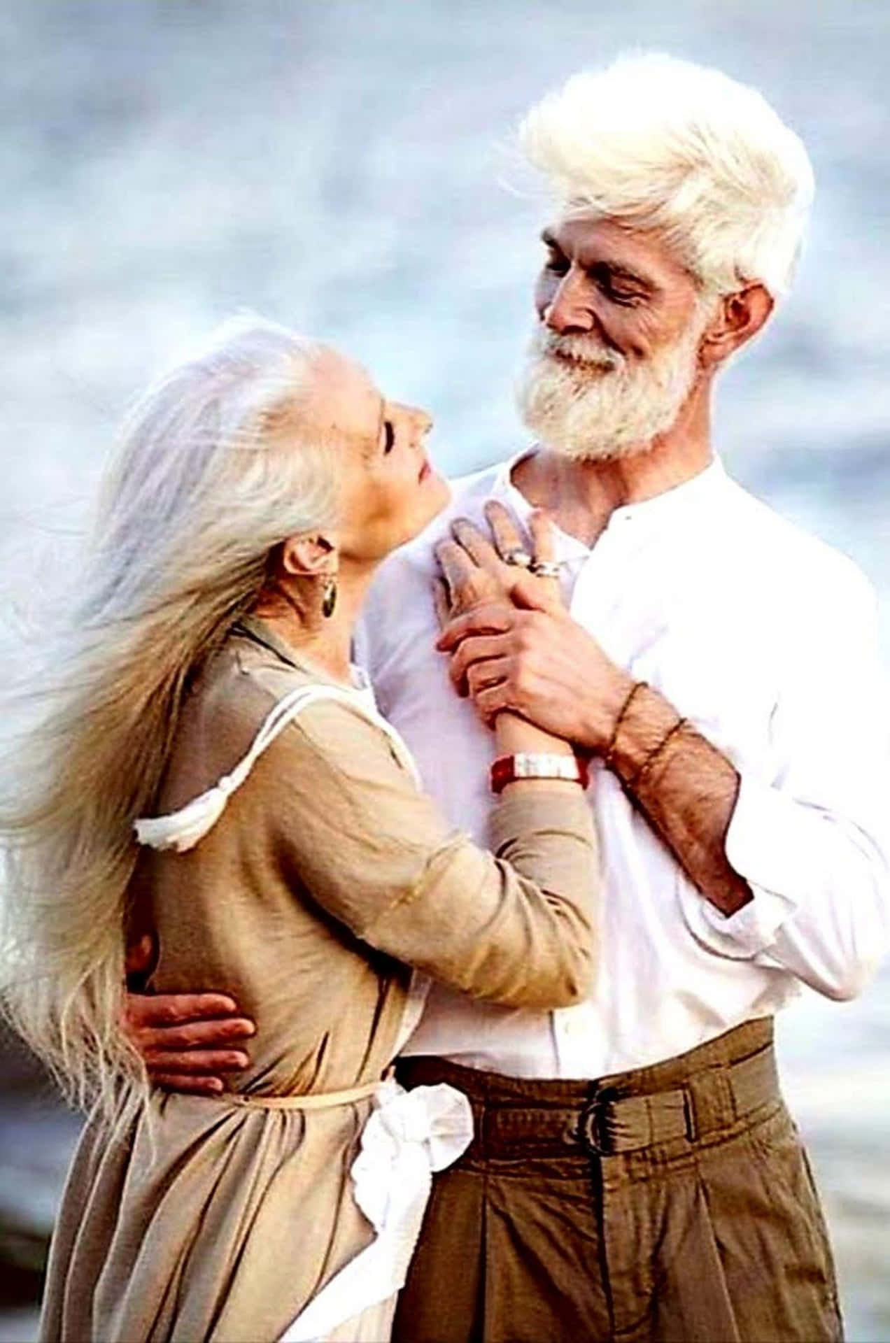 Ældre par i vindblæst udseende Wallpaper