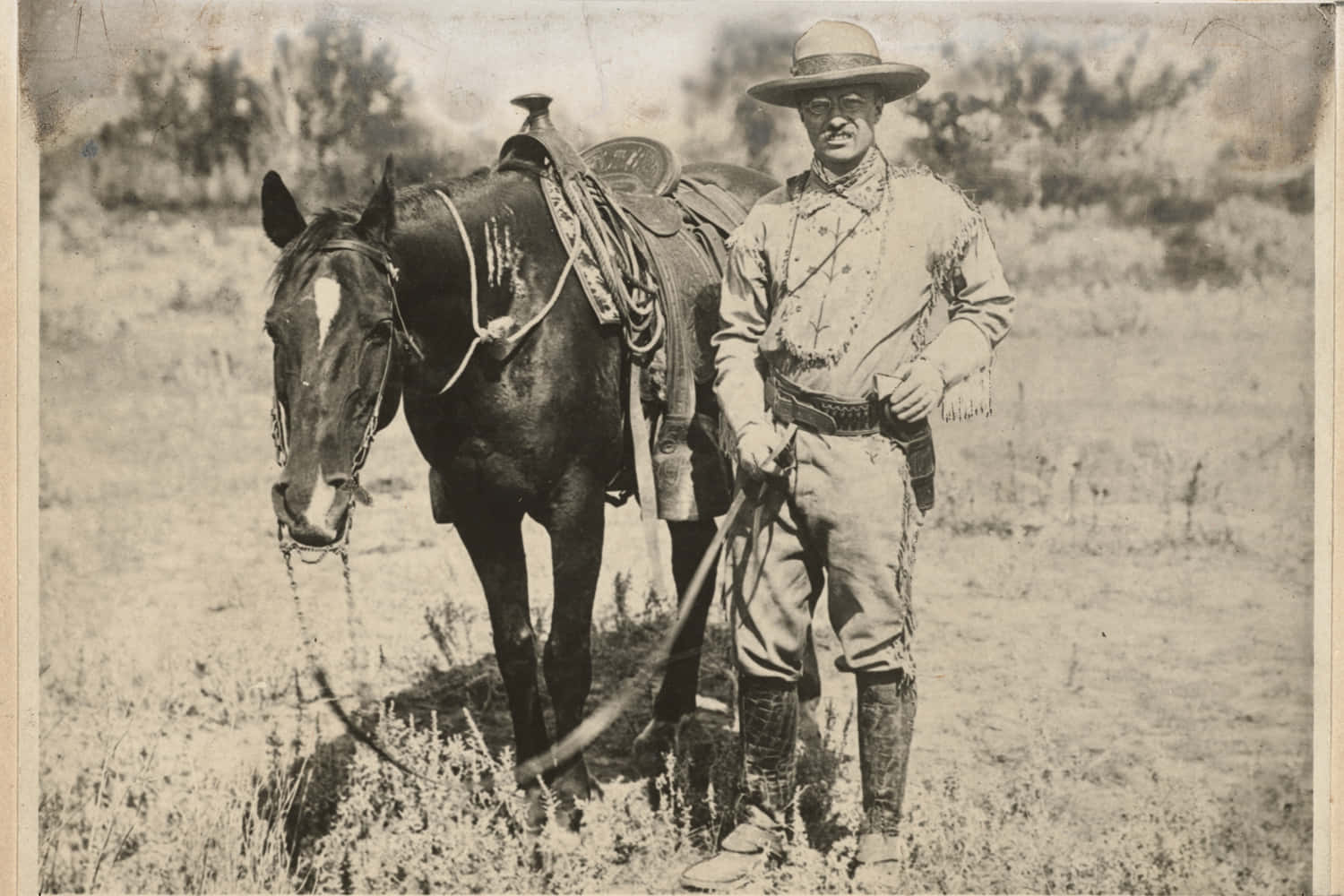 Vecchiaimmagine Di Un Cowboy Che Tiene Un Cavallo Nell'erba.