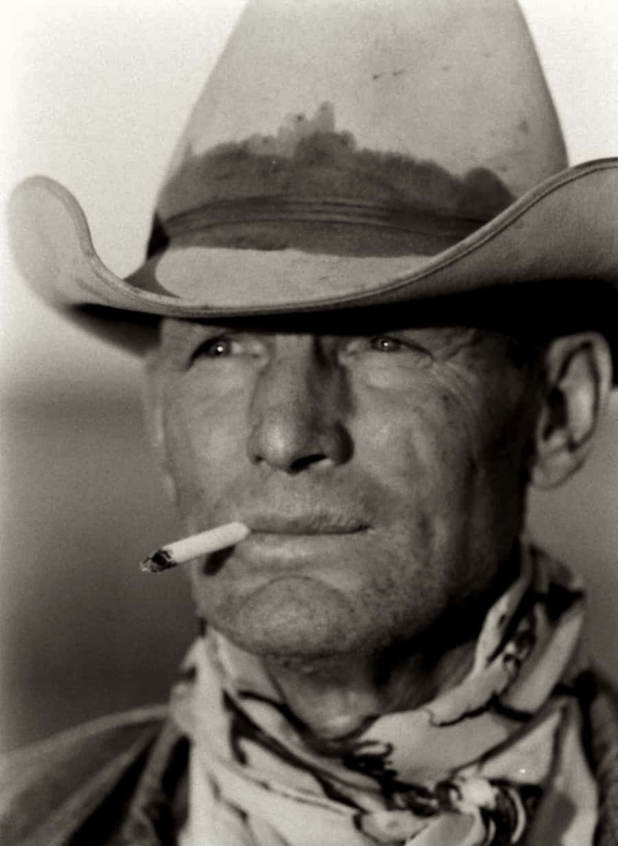 Bildav En Gammal Cowboy Som Röker En Cigarett