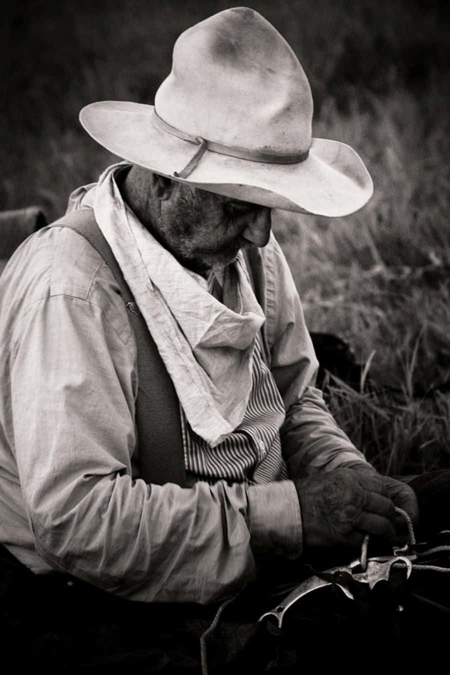 Immaginedi Un Vecchio Cowboy Che Ripara Gli Attrezzi