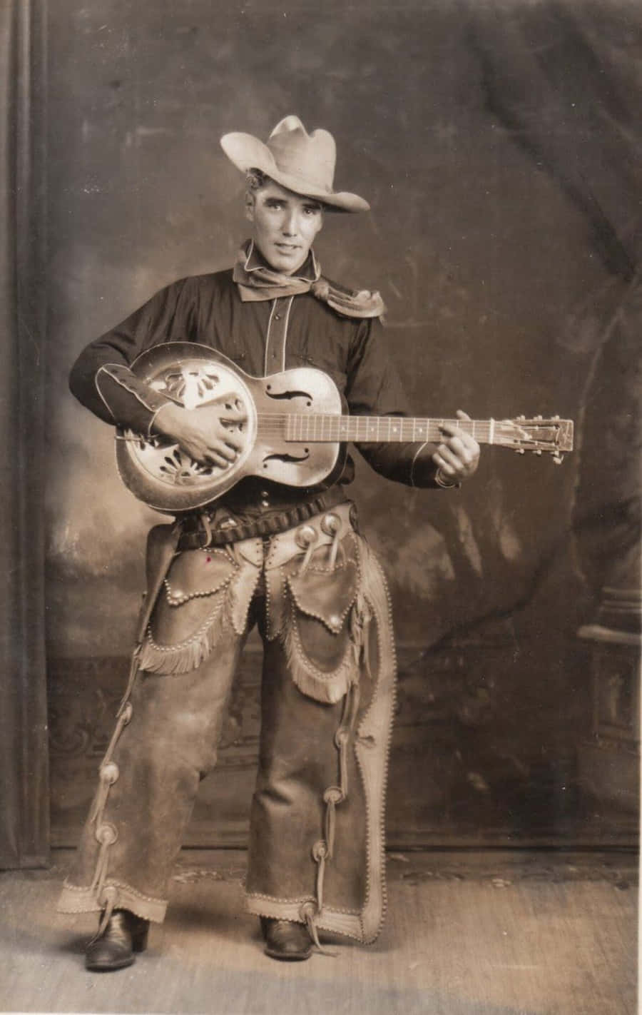 Bildpå En Gammal Cowboy Som Spelar Gitarr