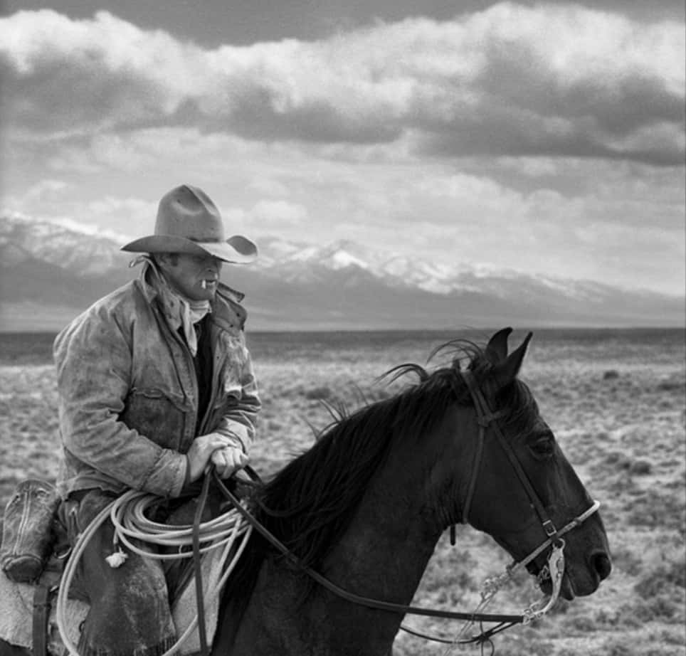 Vecchiaimmagine Di Un Cowboy Con La Sigaretta Che Cavalca Un Cavallo