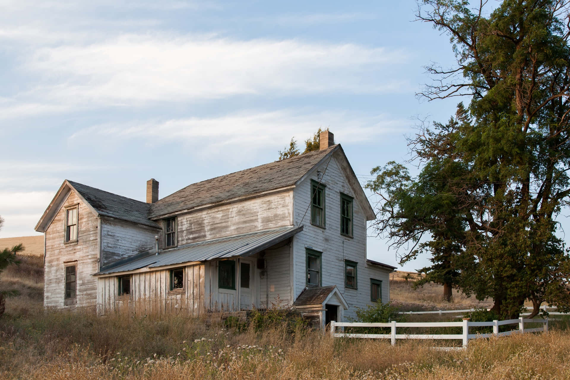 Как найти заброшенный дом. Abandoned Farmhouse ОСФ. Заброшенный загородный дом Калифорния. Заброшенные здания в Америке. Заброшенный домик Ашленд Орегон.
