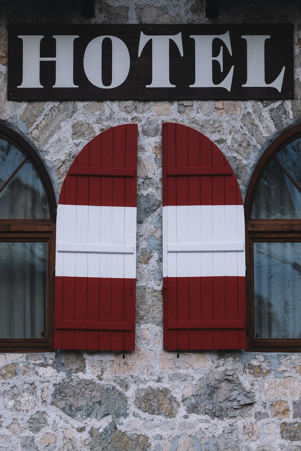 Janelado Hotel Antigo. Papel de Parede