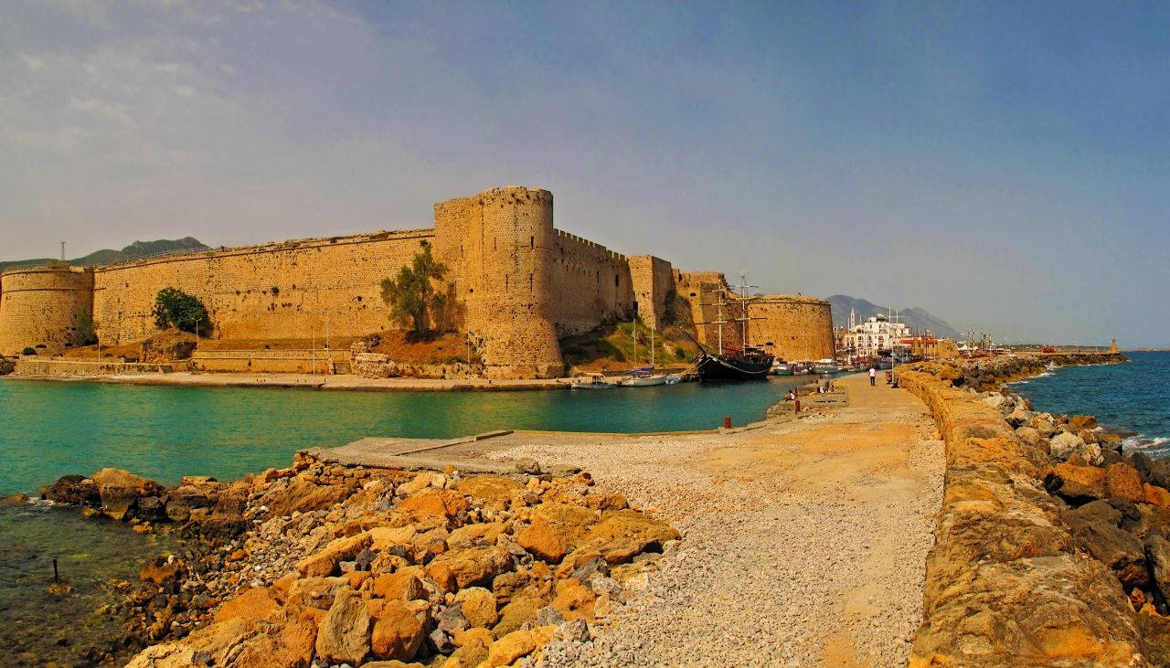 Gamle Cyperns Fæstning Over Ser Med På Middelhavet Wallpaper