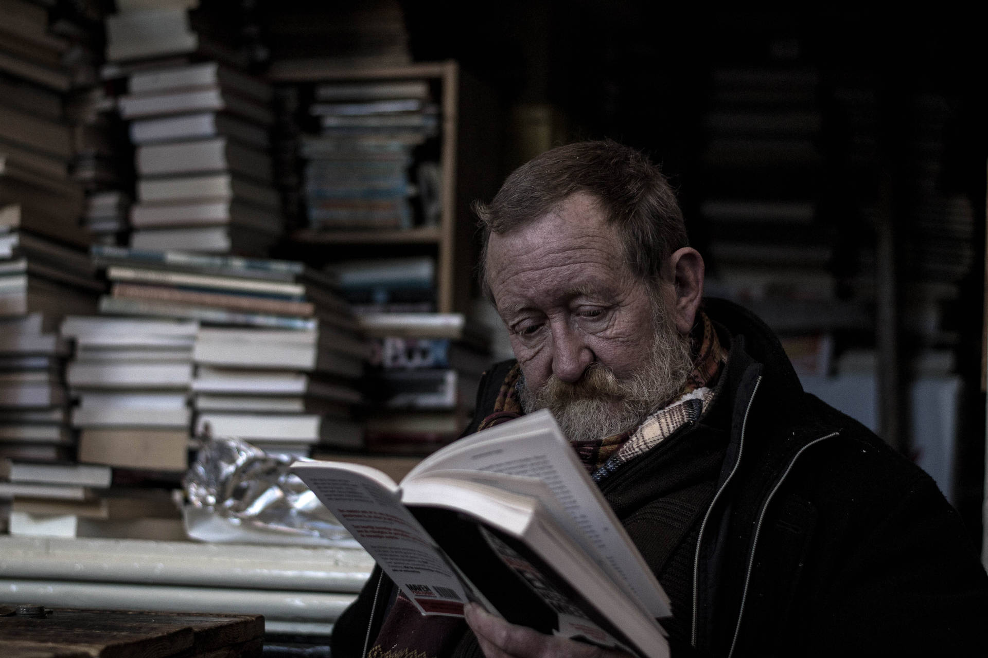 Old Man Reading Books Wallpaper