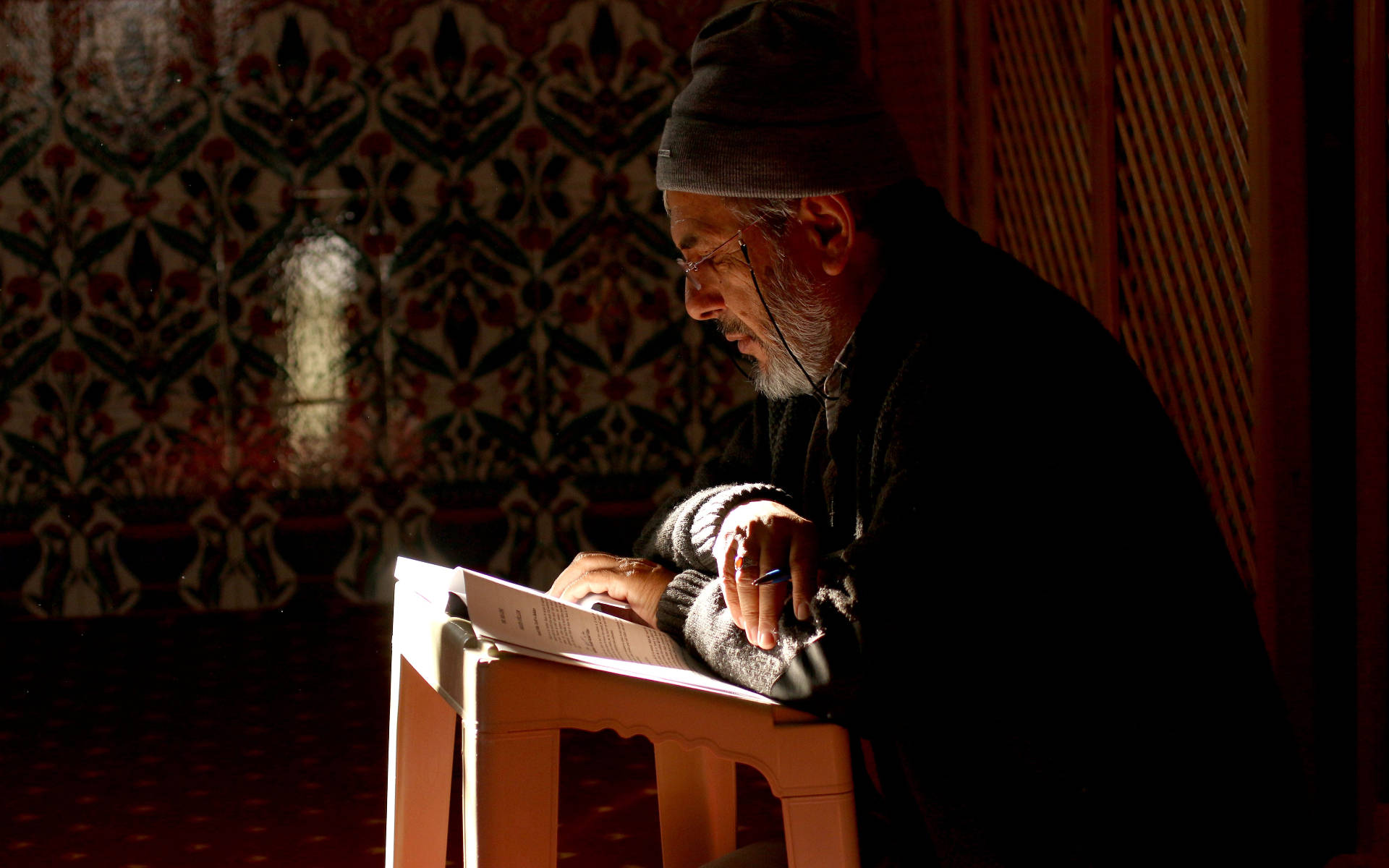 Old Man Reading Quran Wallpaper