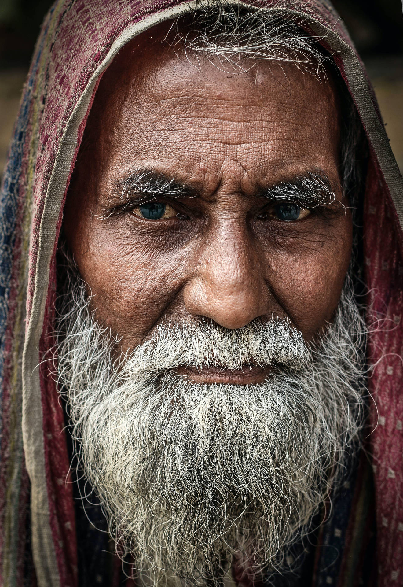 Retratode Un Anciano Con Capucha Roja. Fondo de pantalla