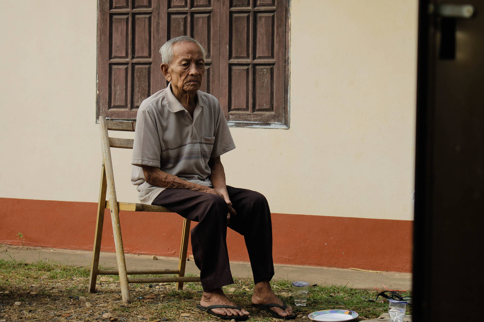 Ældre mand siddende i træstol Wallpaper