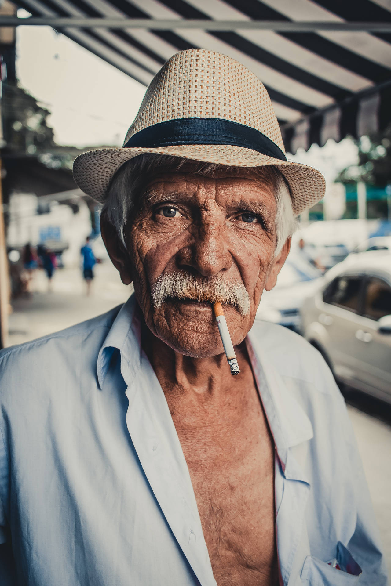Ældre mand ryger en cigaret Wallpaper