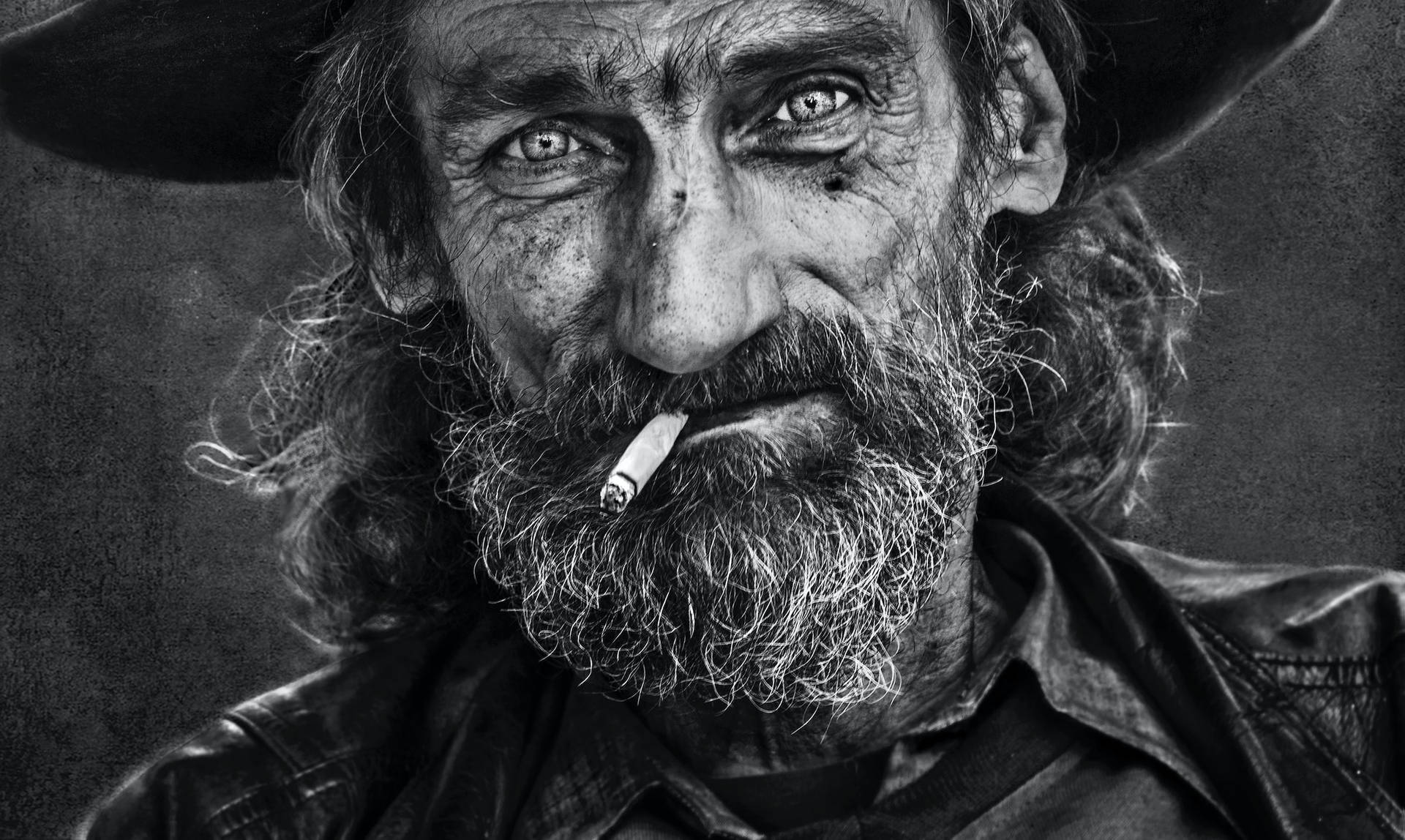 Retratoen Blanco Y Negro De Un Anciano Fumando Fondo de pantalla
