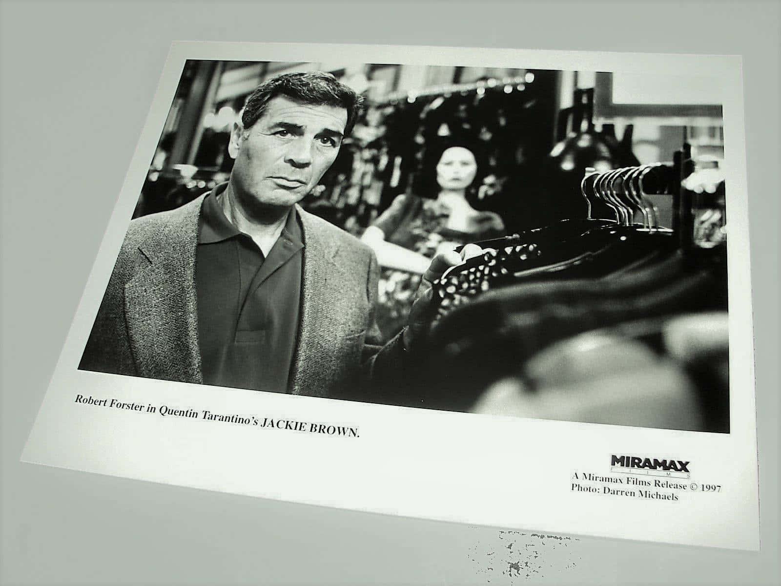 Gammel Memorabilya af skuespilleren Robert Forster tager op på et stensat baggrund. Wallpaper