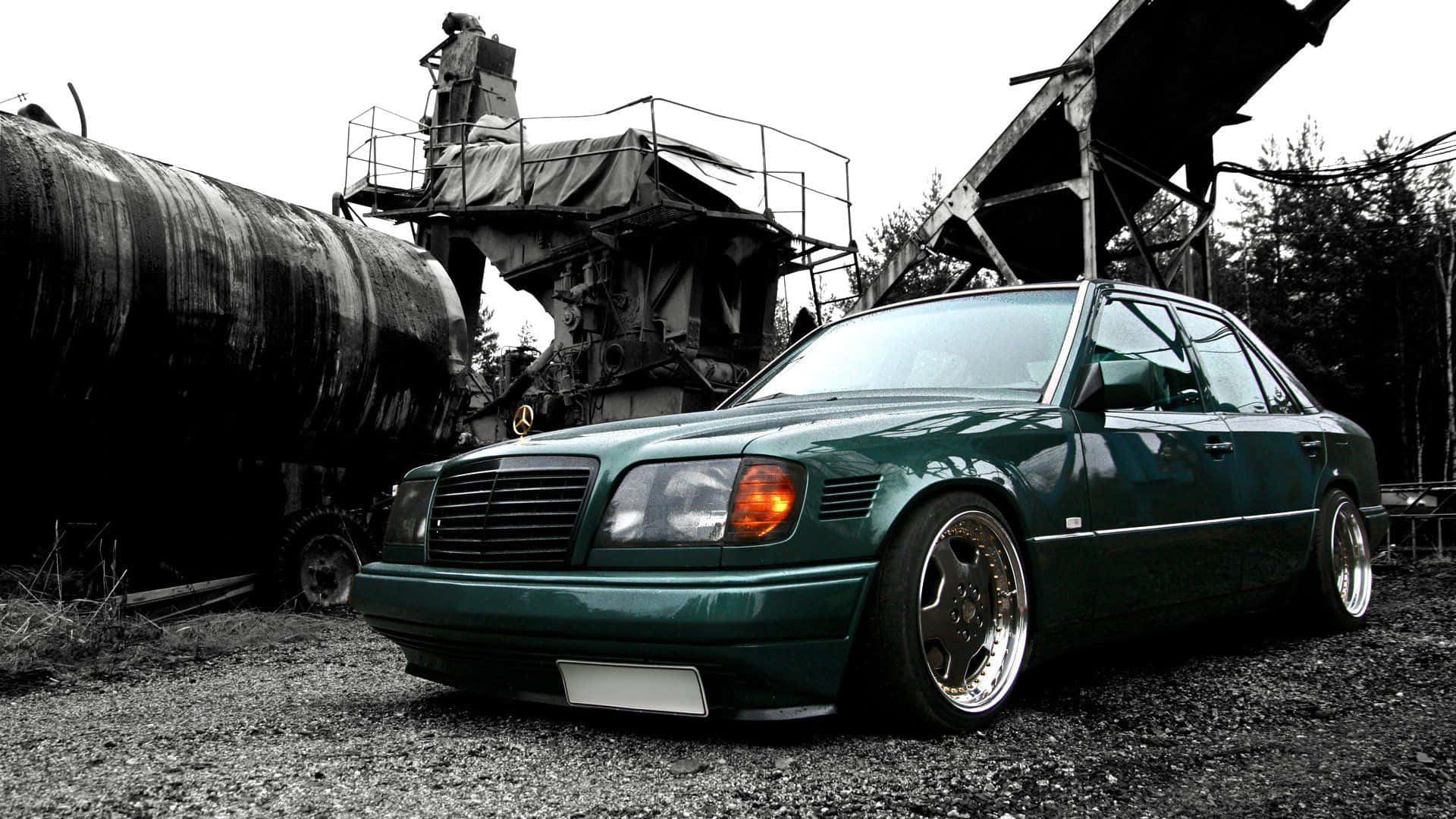 Classic in Time - Old Mercedes Benz Wallpaper