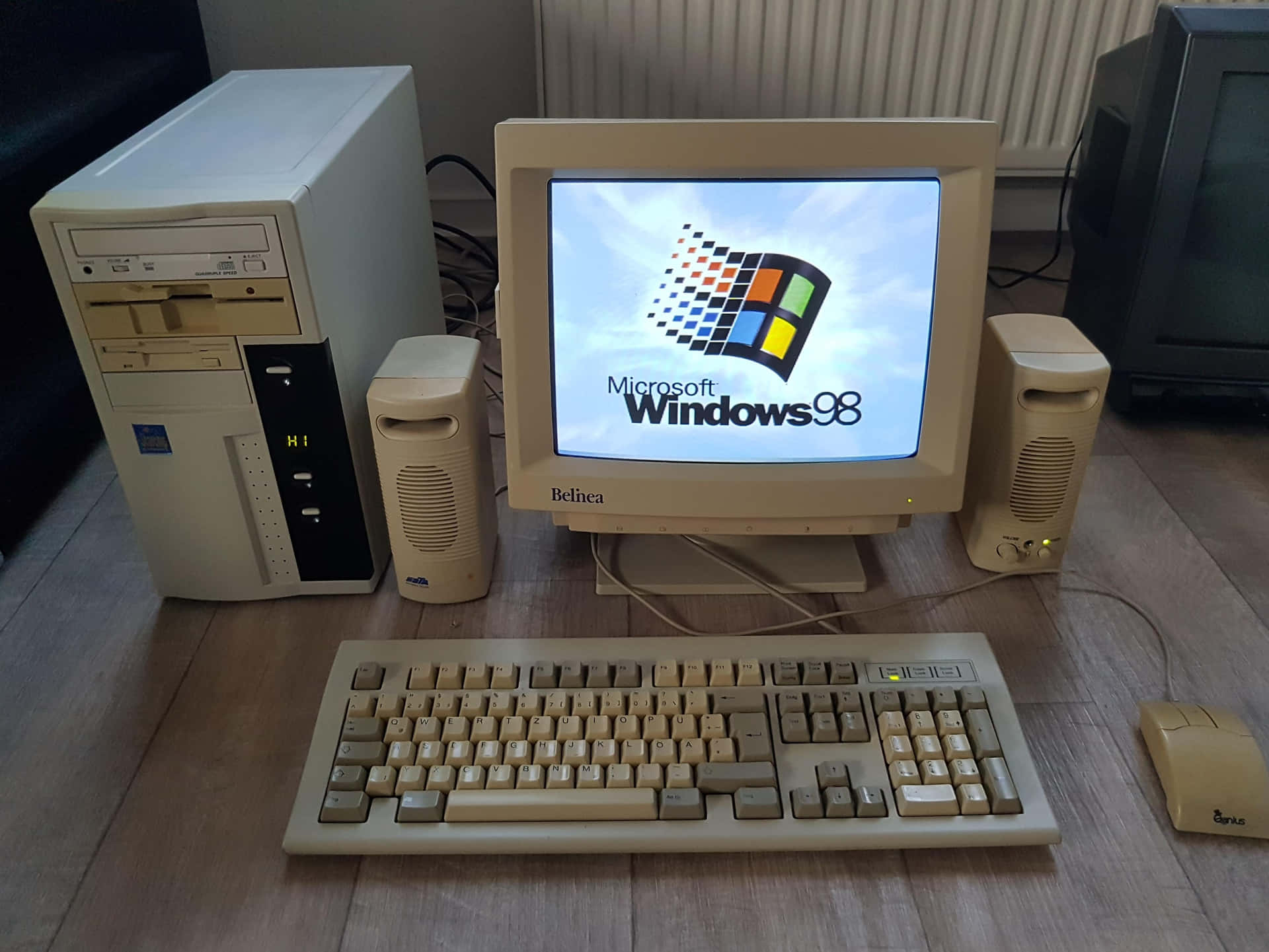 En computer med tastatur og mus. Wallpaper