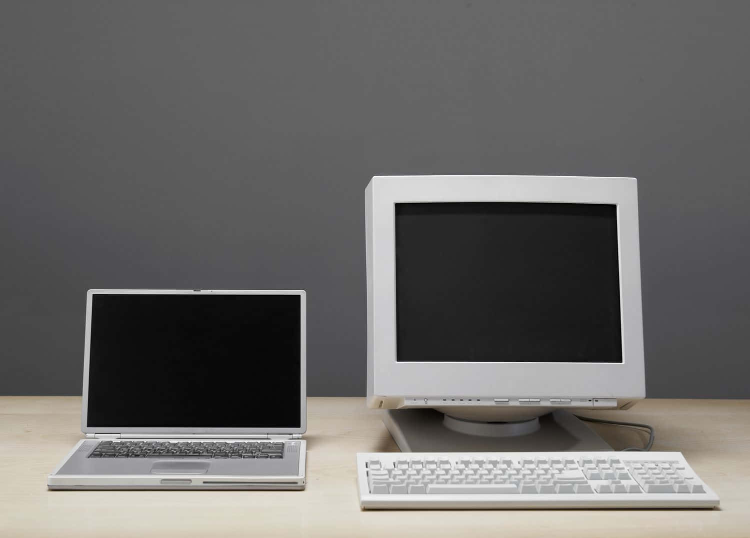 To computere på et bord med et tastatur Wallpaper