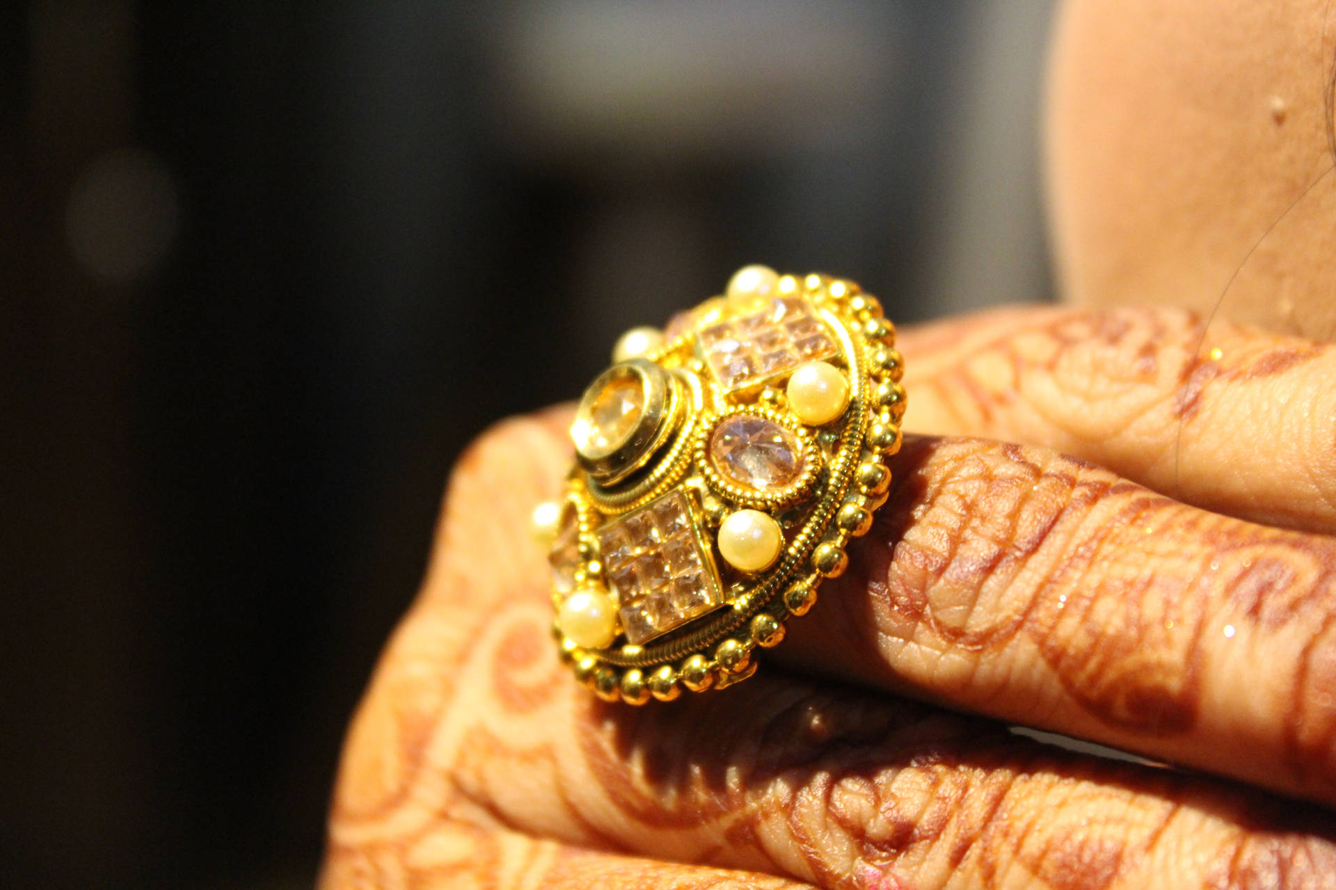 Old Person Gold Jewellery Wallpaper