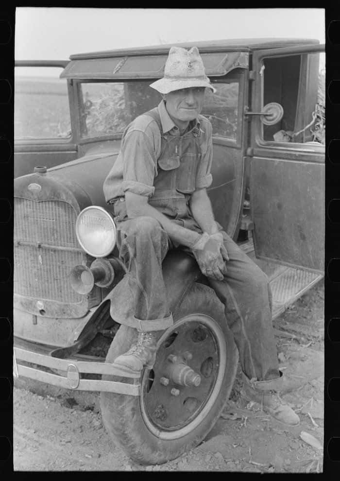 Ældre mand sidder på et vintage Ford billede