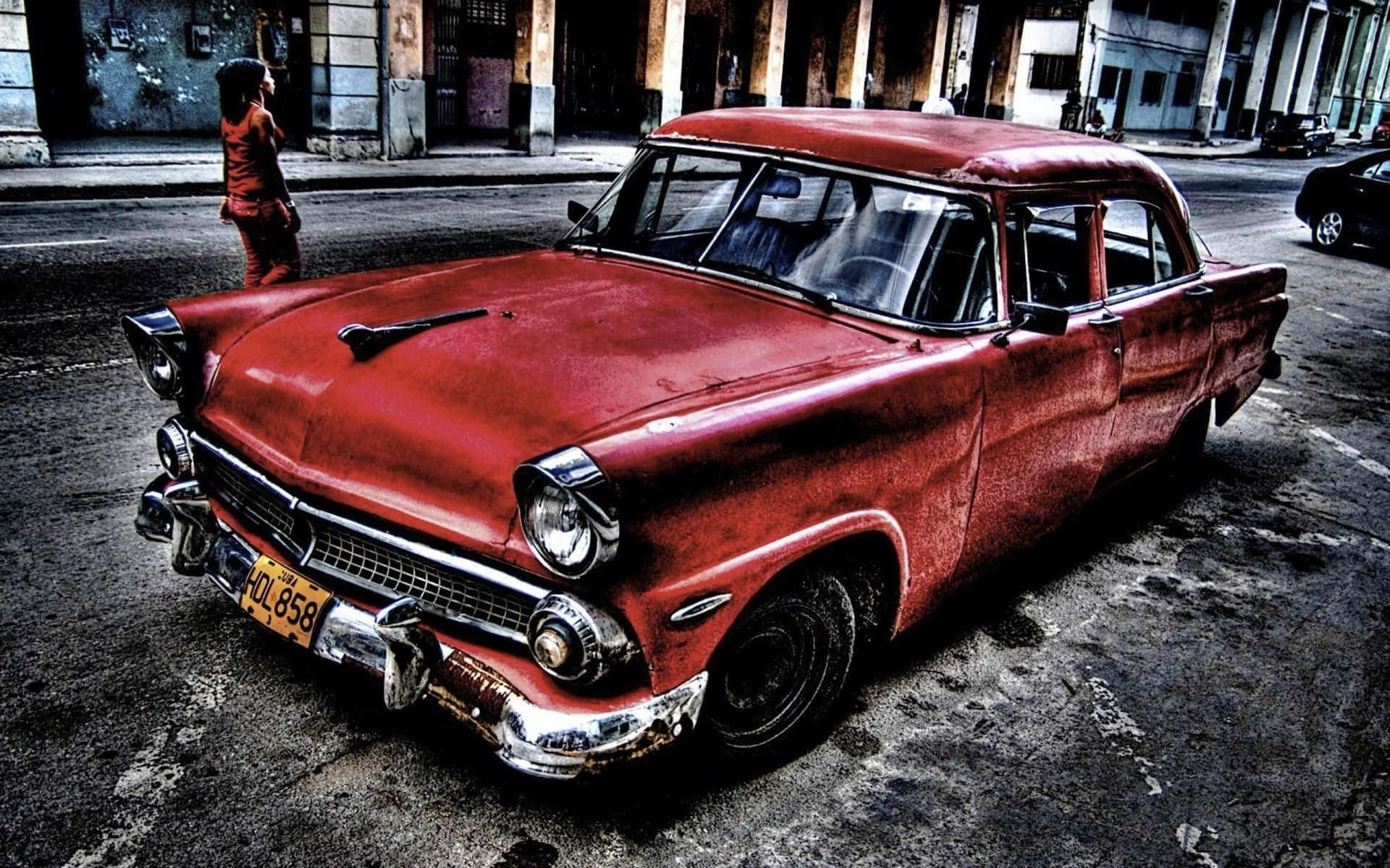 Unauto Rojo Está Estacionado En La Calle En Cuba. Fondo de pantalla