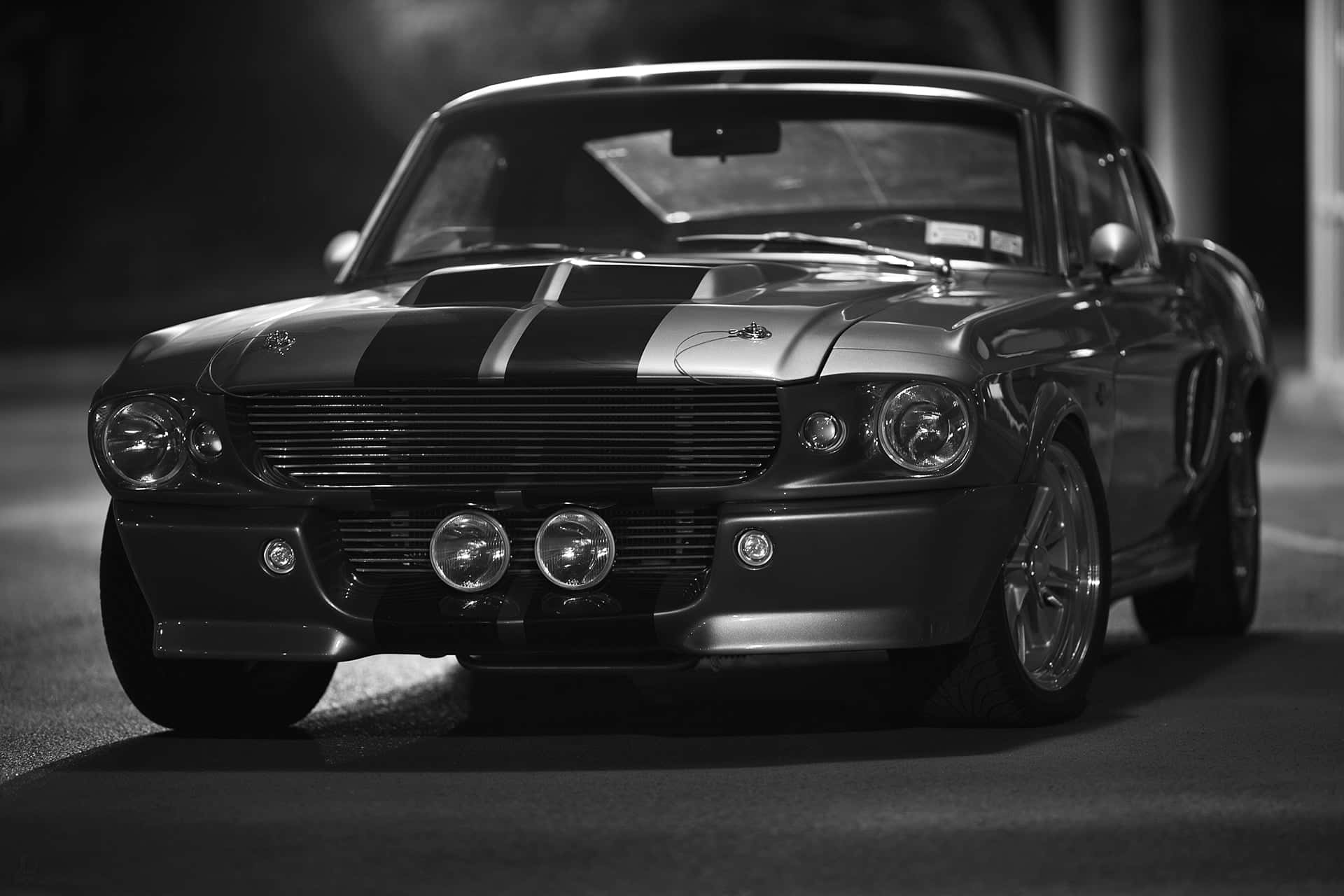 En sort-hvid foto af en klassisk bil Wallpaper