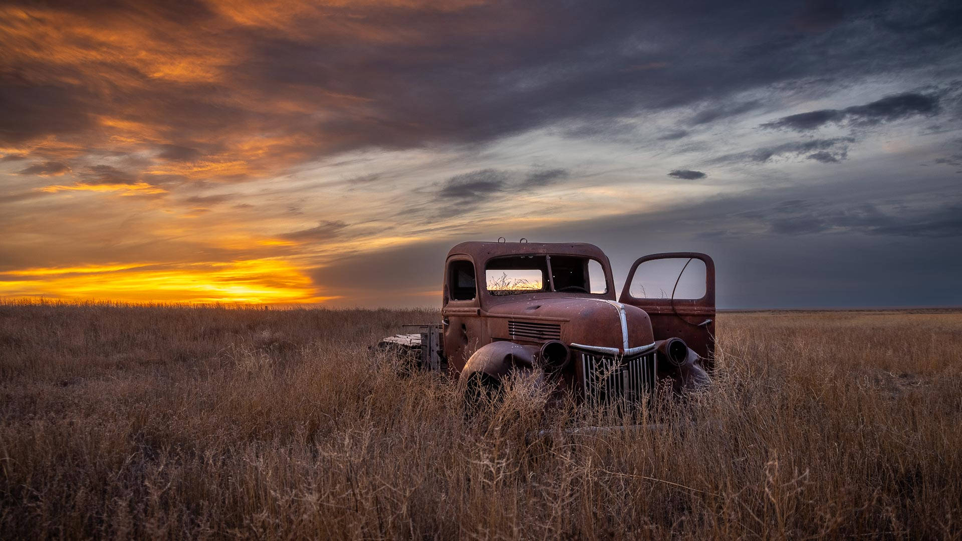 Fotografiadi Un Vecchio Camion In Un Campo Nel Kansas. Sfondo