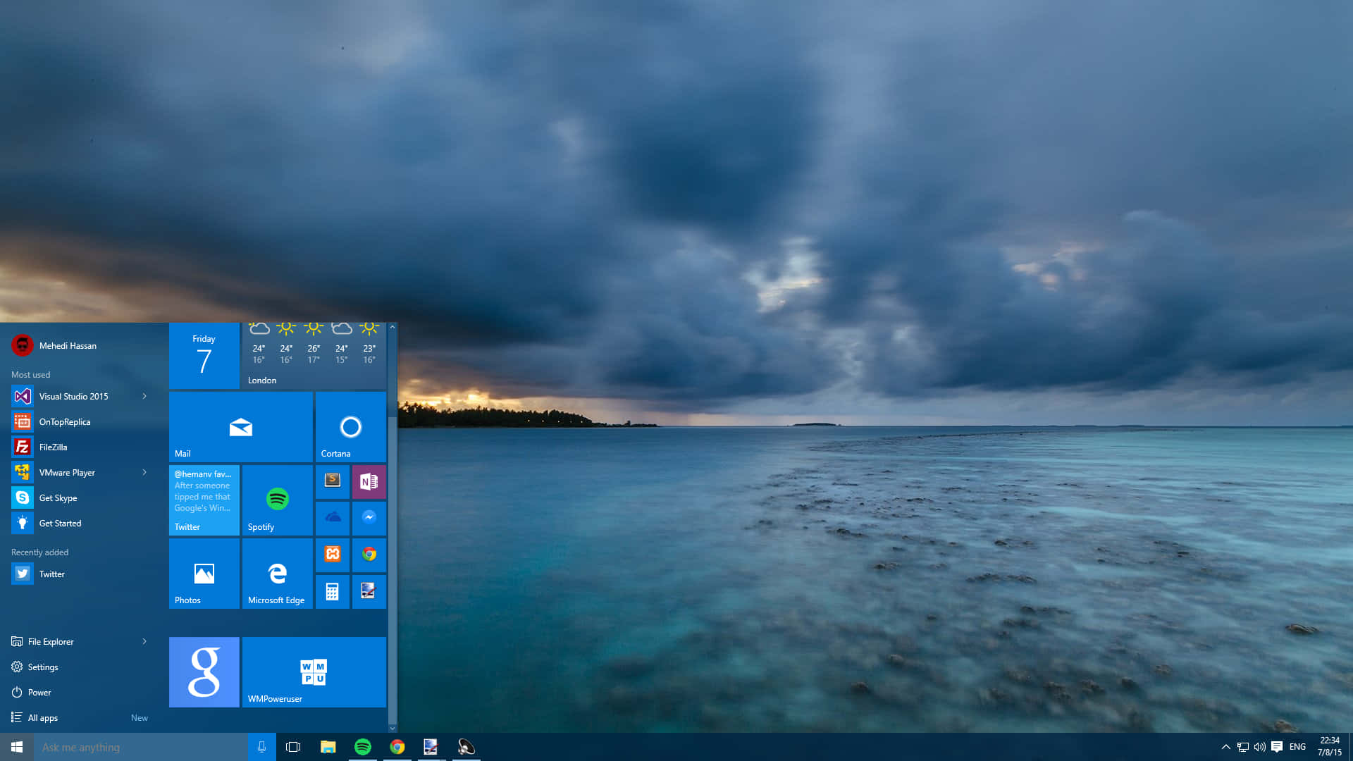 Windows10-skrivbord Med Molnvy. Wallpaper