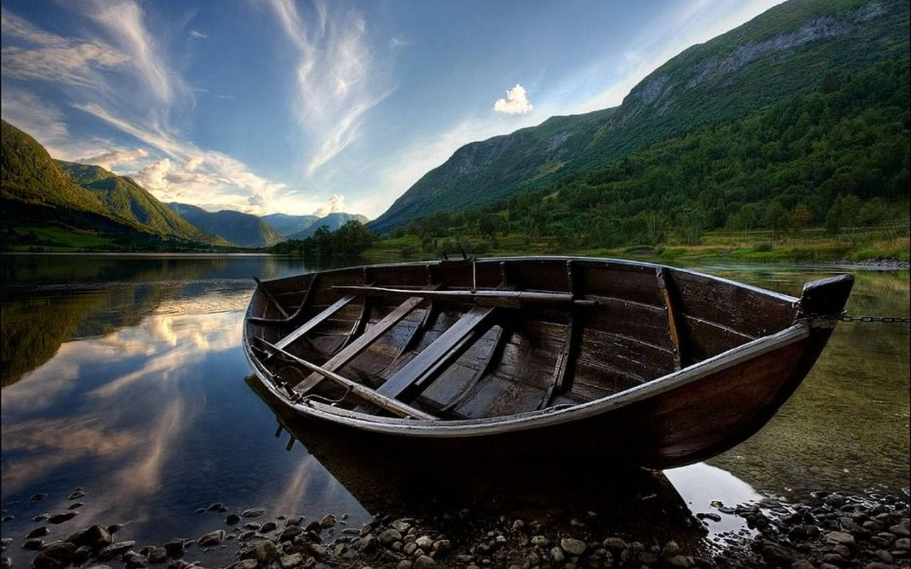 Gamle træbåd på en rolig sø Wallpaper