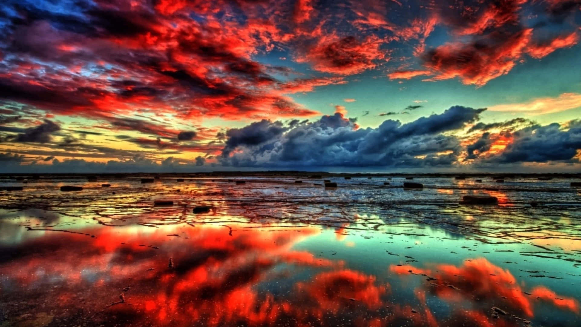 Einfarbenfroher Sonnenuntergang Mit Wolken, Die Sich Im Wasser Widerspiegeln. Wallpaper