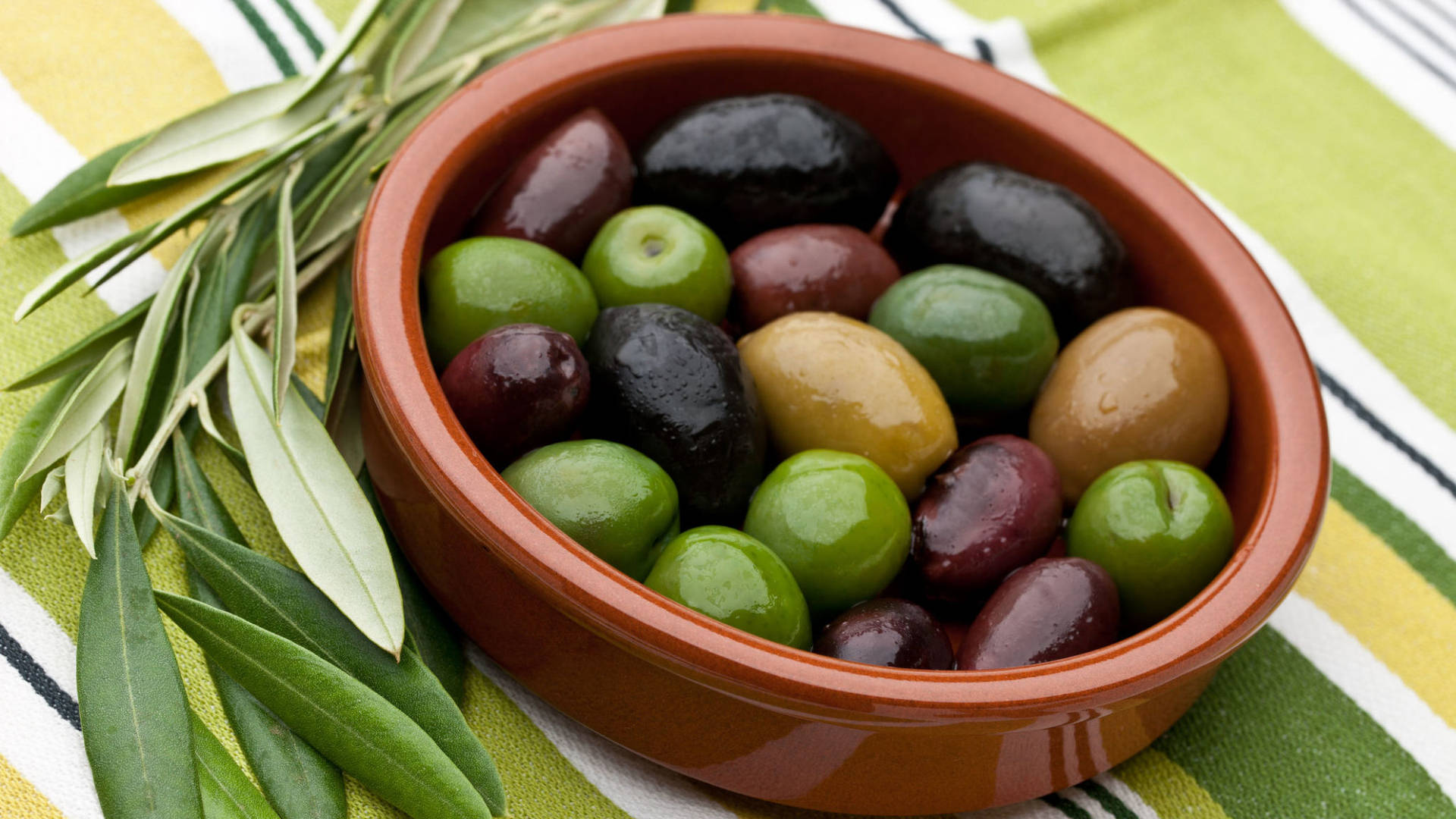 Olivemediterranean Cuisine Ingredient - Ingrediente Para La Cocina Mediterránea A Base De Aceitunas Fondo de pantalla
