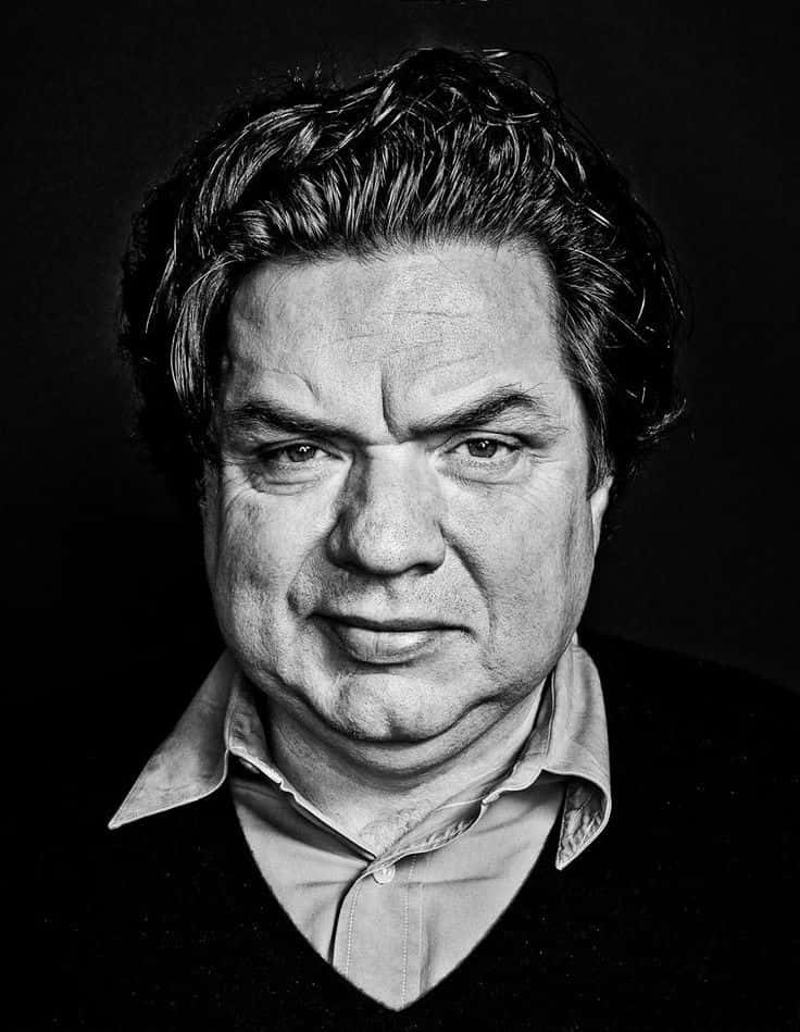 Actoroliver Platt Is Known For His Versatile Acting Skills. He Has Performed In Numerous Films And Television Shows, Portraying A Wide Range Of Characters. Whether It's A Dramatic Role Or A Comedic One, Platt Always Delivers A Captivating Performance That Keeps Audiences Entertained. With His Distinctive Voice And Charming Presence, He Has Become A Respected Figure In The Entertainment Industry. Fondo de pantalla
