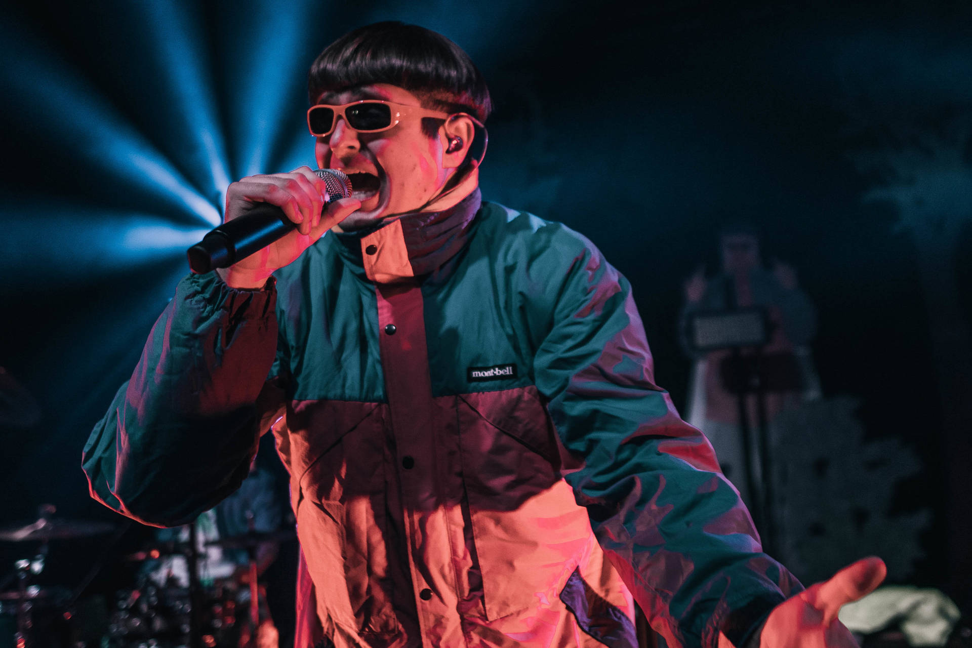 Oliver Tree Singing And Performing Wallpaper
