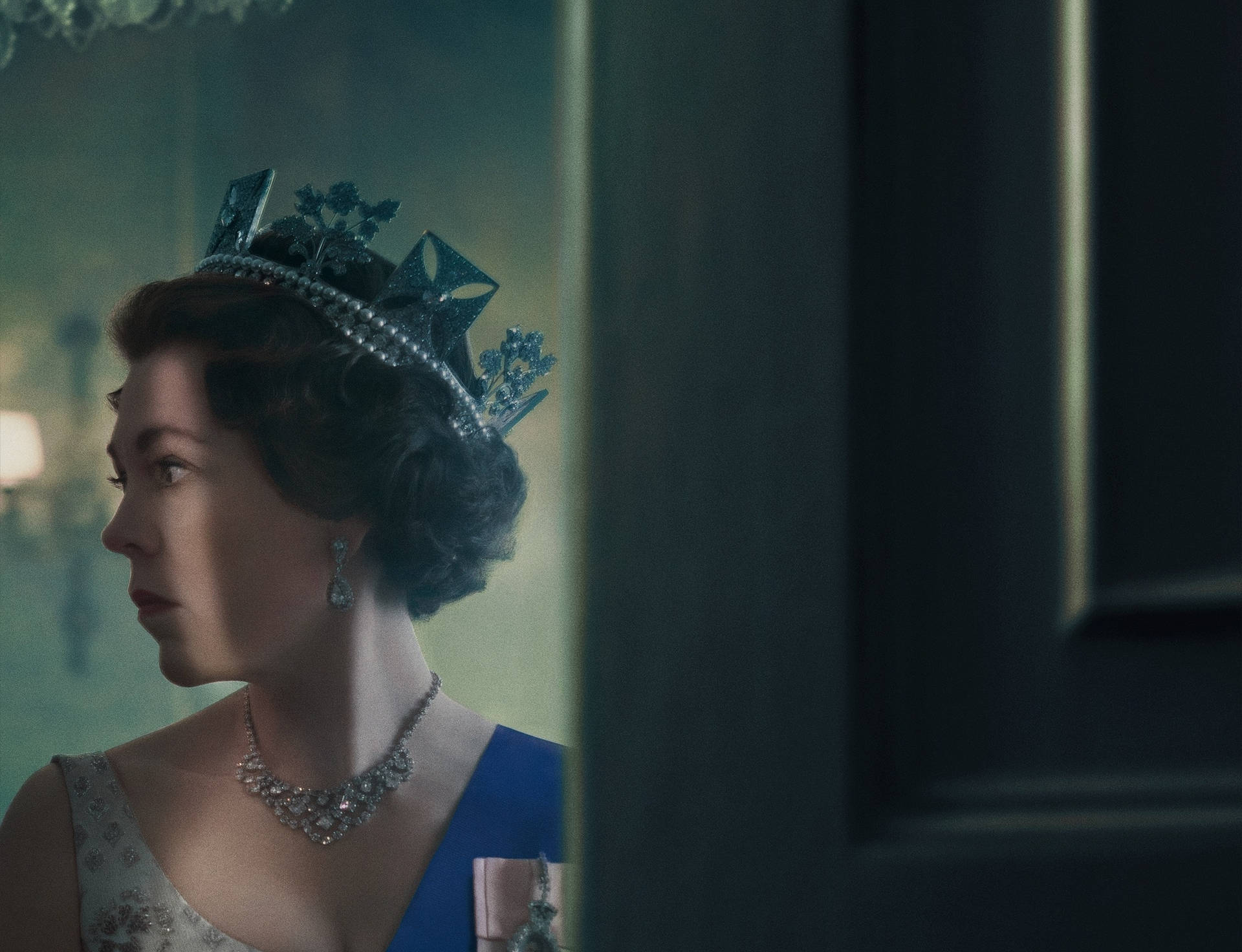 Olivia Coleman As Queen The Crown Wallpaper