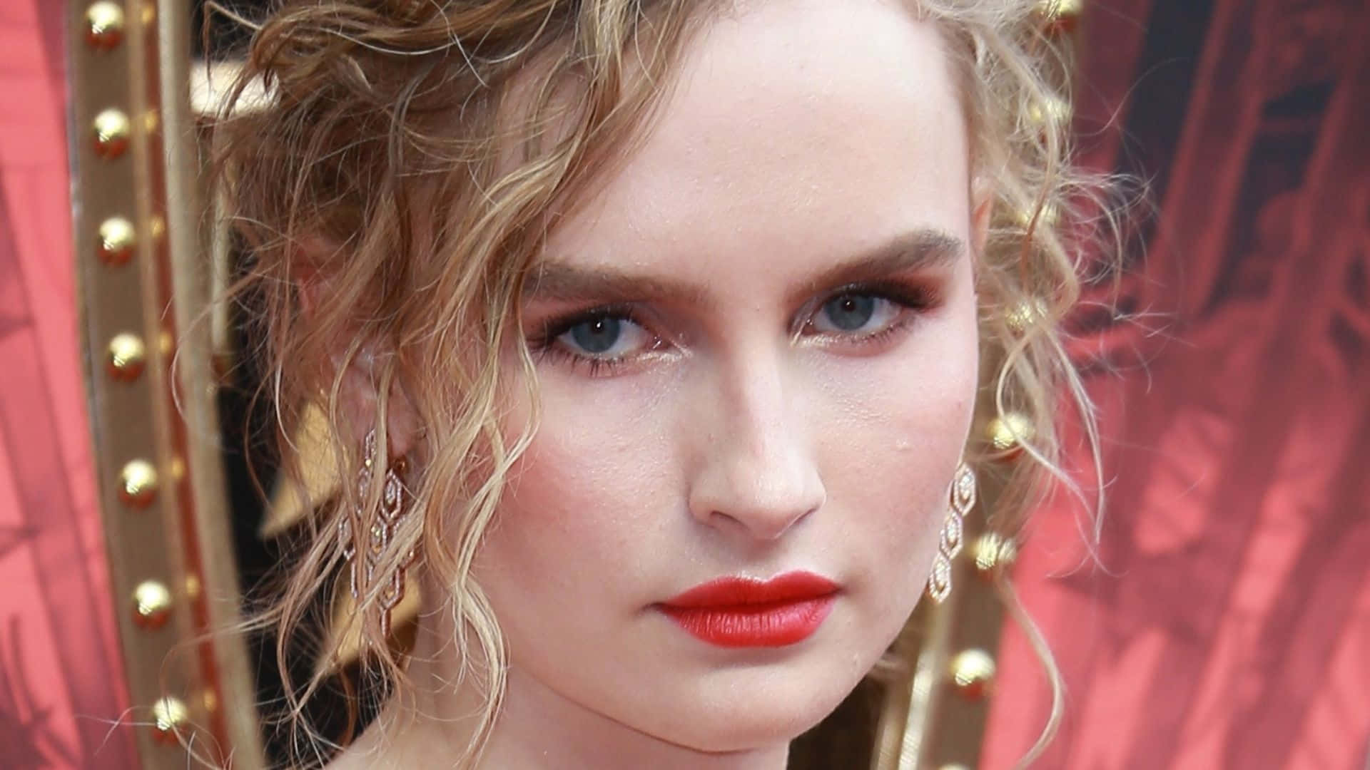 Olivia Dejonge Red Carpet Look Wallpaper