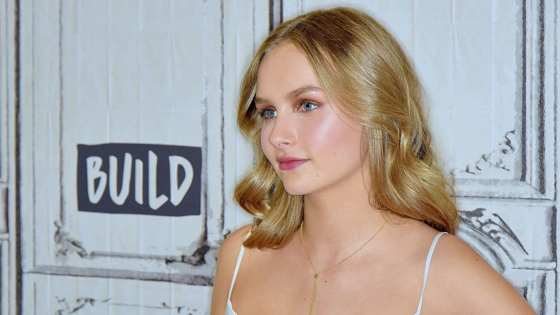 Olivia Dejonge Di Acara Build Series Wallpaper