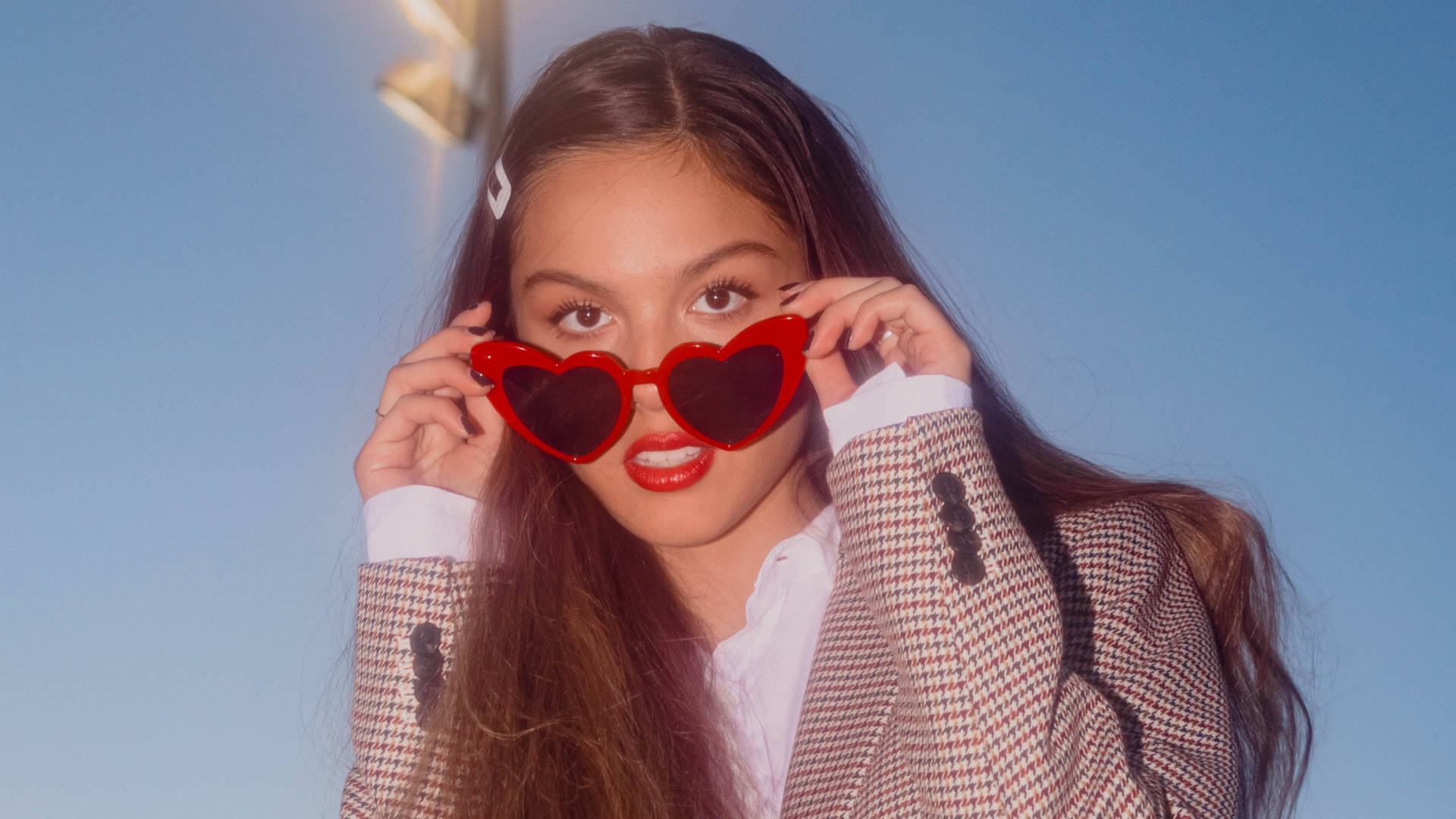 Olivia Rodrigo Heart Sunglasses Wallpaper