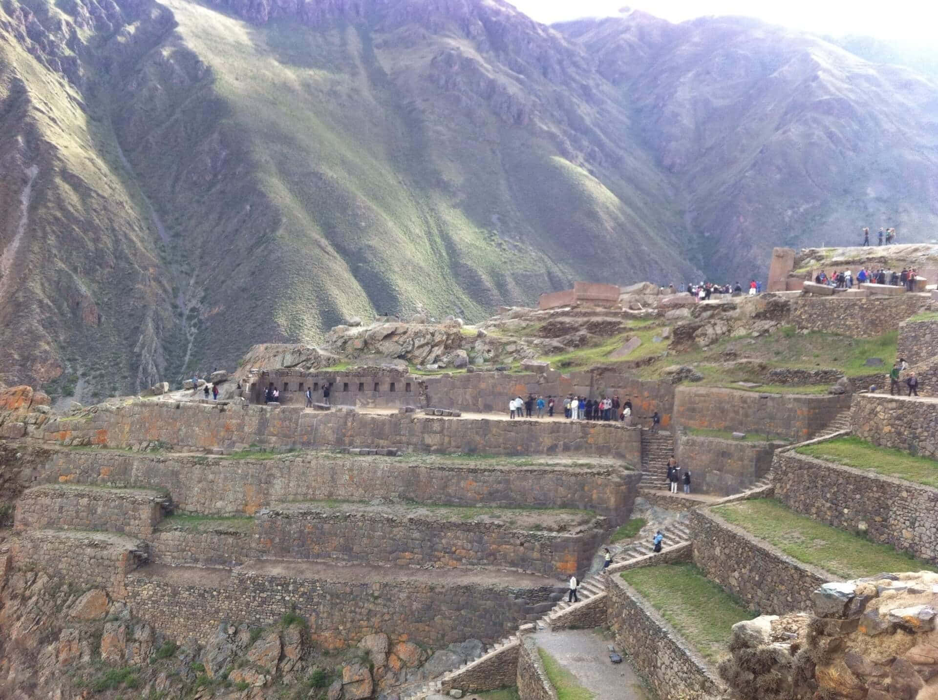 Ollantaytamboes Un Sitio Arqueológico Y Monumento Histórico En El Perú, Conocido Como El Santuario De Ollantaytambo. Es Un Lugar Impresionante Para Visitar Y Apreciar Su Rica Historia. Fondo de pantalla