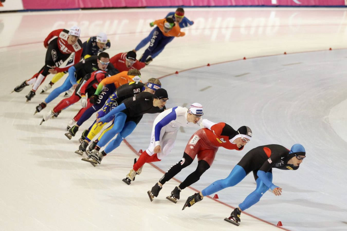 race around a sharp icy bend : Olympiske sport Kurzstrecke Eisschnellläuferrennen um eine scharfe, eisige Kurve. Wallpaper