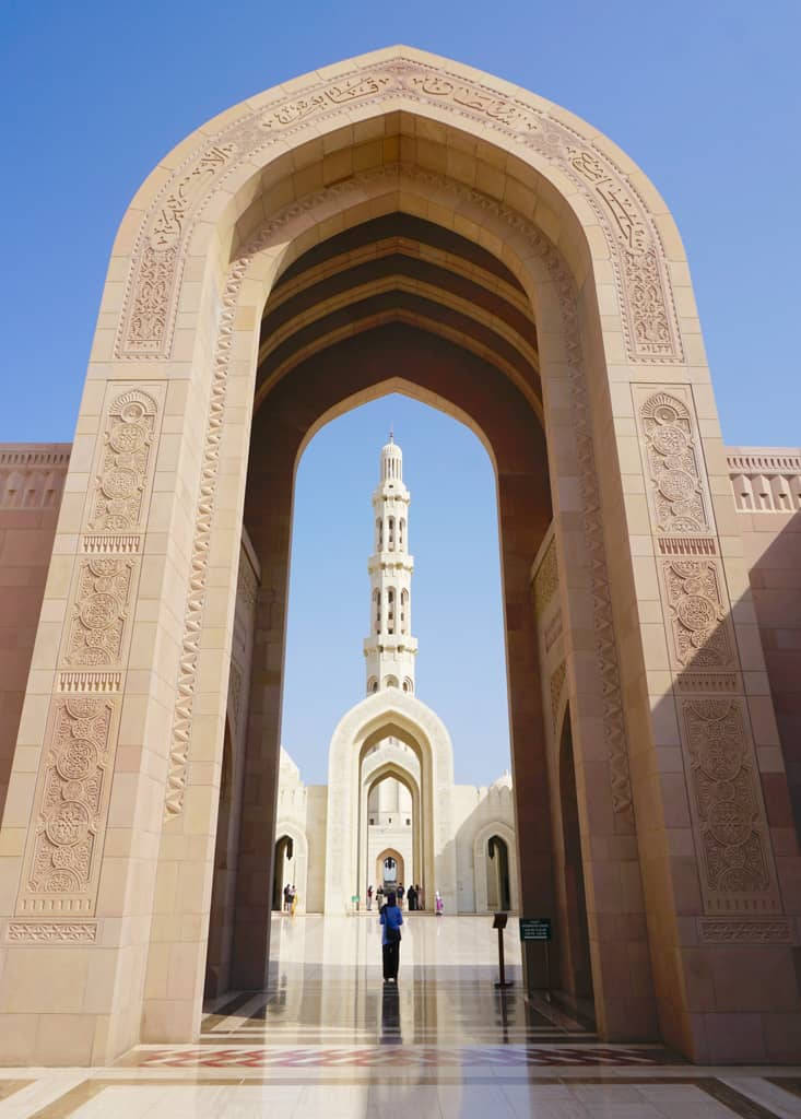 Mezquitade Omán Bajo Un Cielo Azul. Fondo de pantalla
