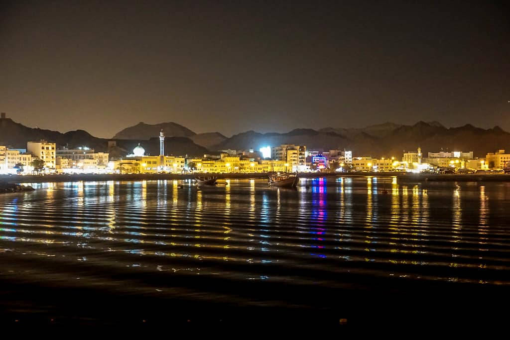 Omanmutrah Corniche Night View: Omansk Nattutsikt Över Mutrah Corniche. Wallpaper