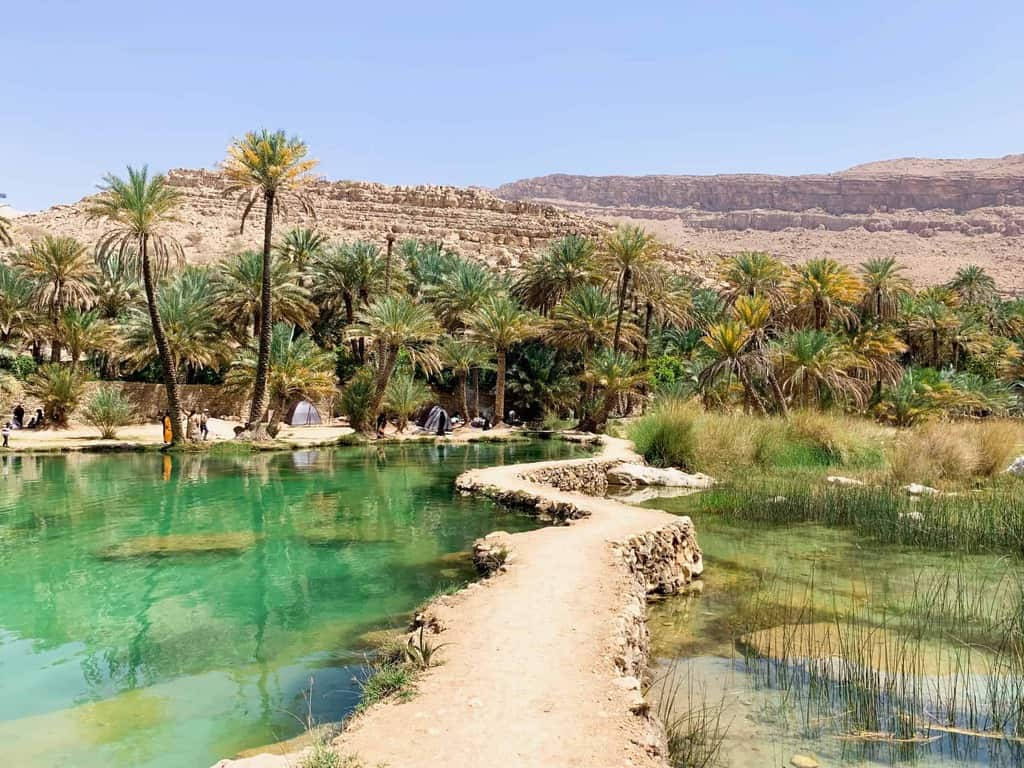 Caminode Omán Junto Al Río. Fondo de pantalla