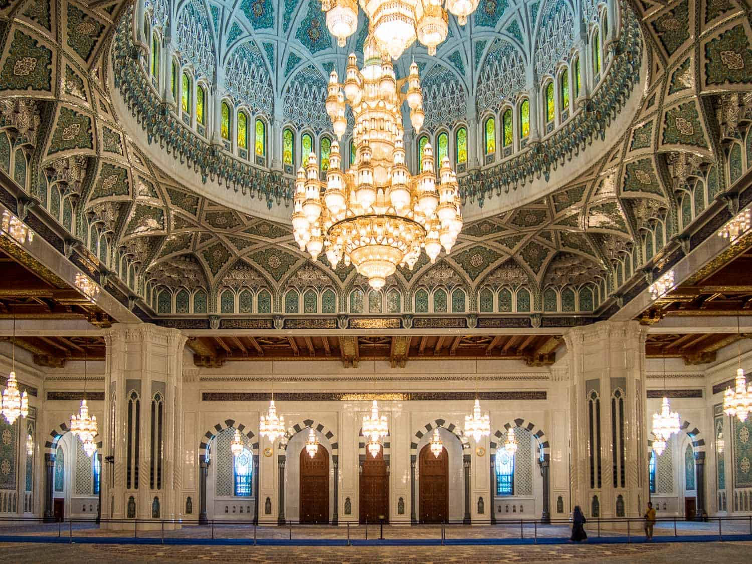 Interiorda Grande Mesquita Do Sultão Qaboos Em Oman. Papel de Parede