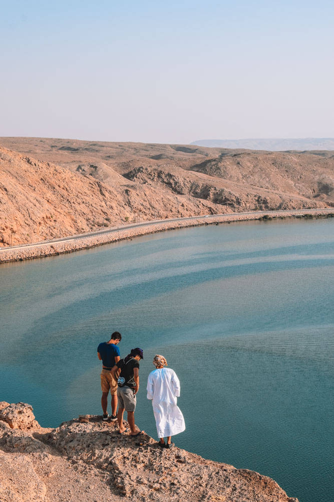 Dreimänner Aus Oman Auf Einem Felsen Wallpaper