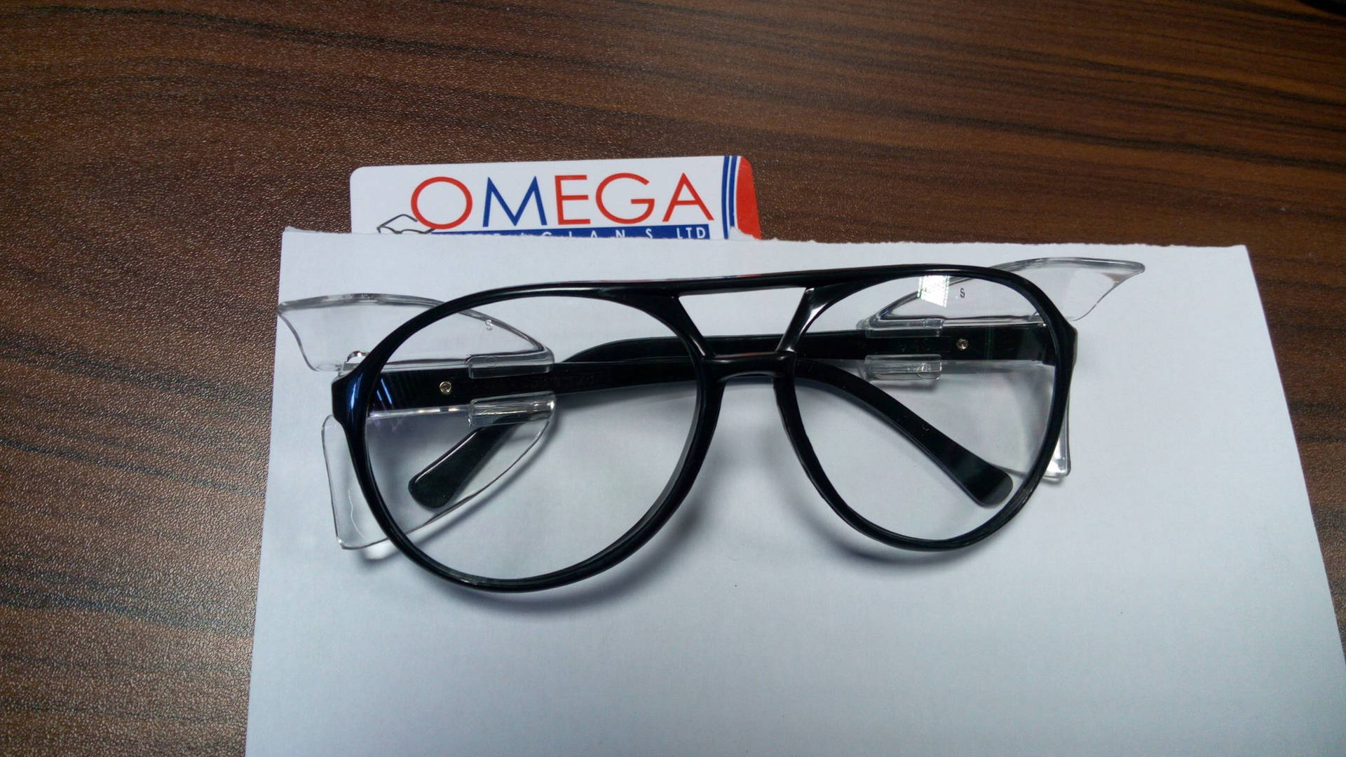 Omega Optikere Glas Tynde Sorte Rammer Wallpaper