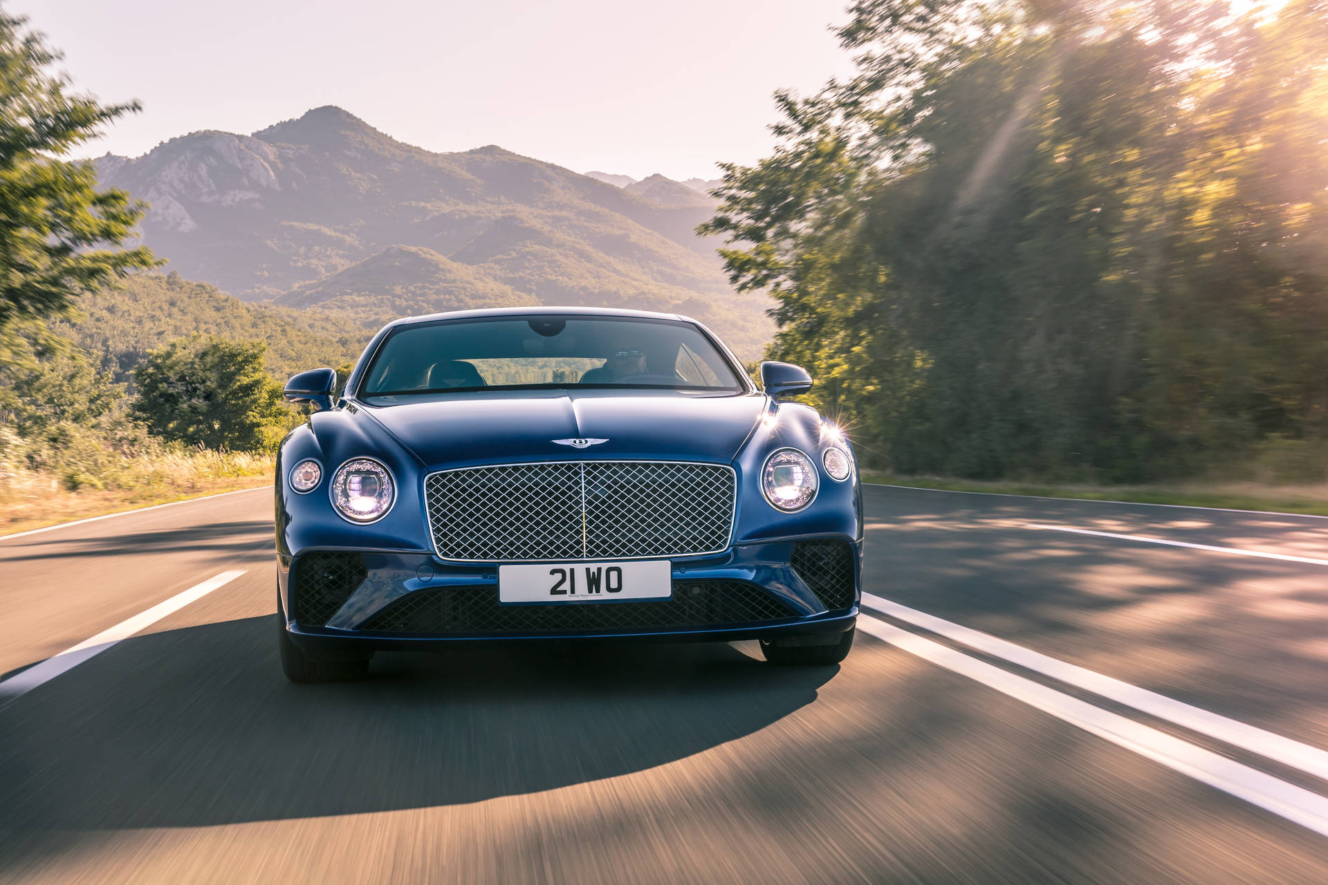 Blå Bentley-biler Motiv Tapet På Vejen Wallpaper