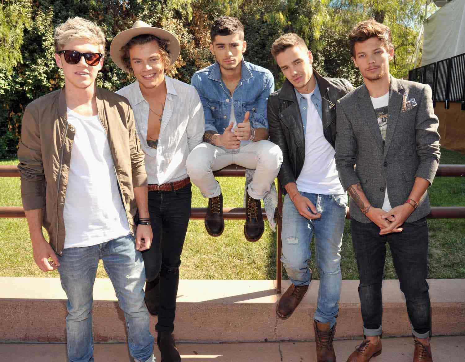 Allefem Originale Medlemmer Af Den Ikoniske Britiske Boyband, One Direction.