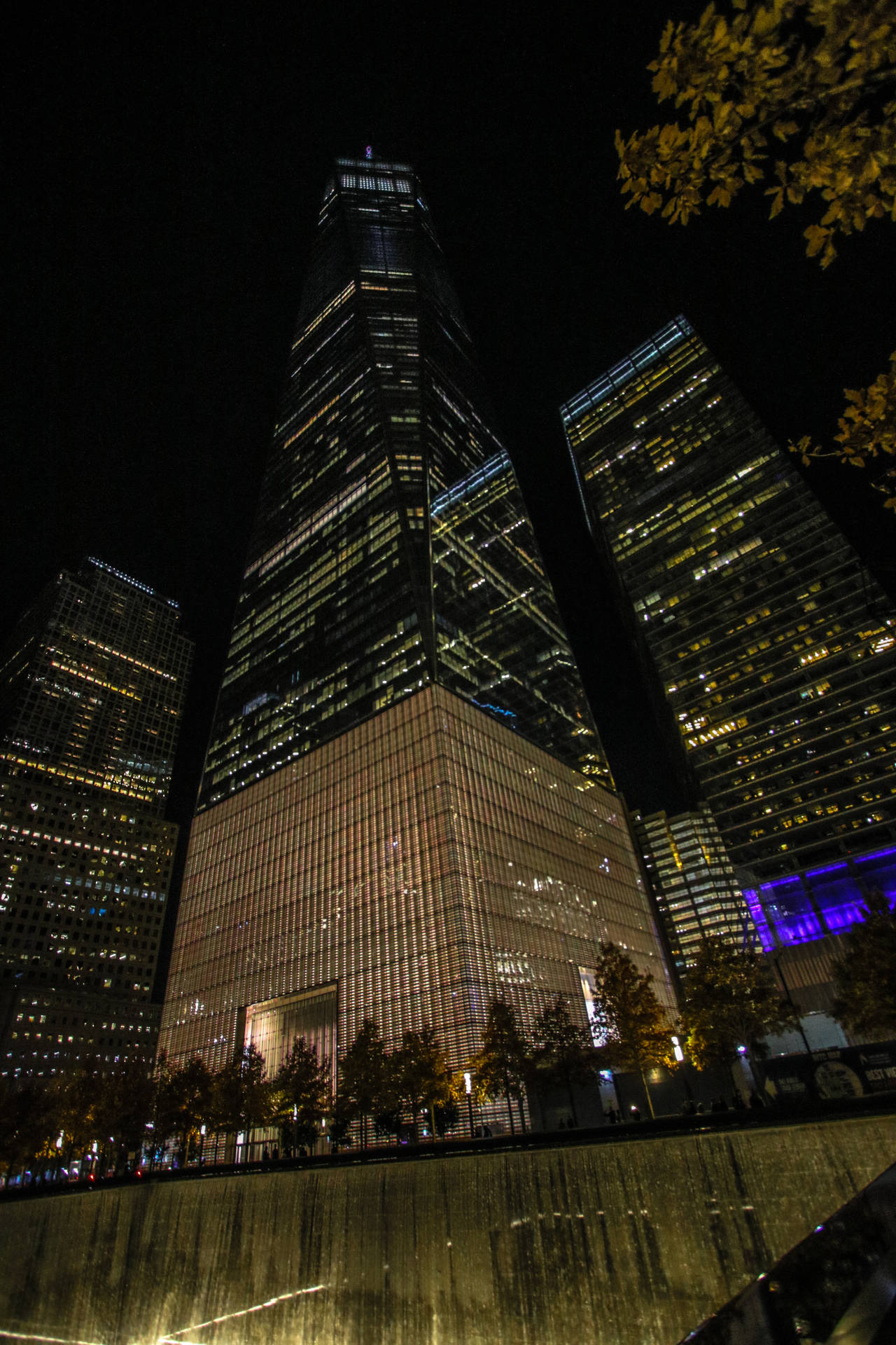 Sfondoper Iphone Con L'immagine Del World Trade Center Di New York Di Notte. Sfondo