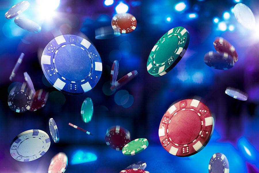 Fichasde Casino En Línea De Póker Y Bacará Sobre Fondo Azul. Fondo de pantalla