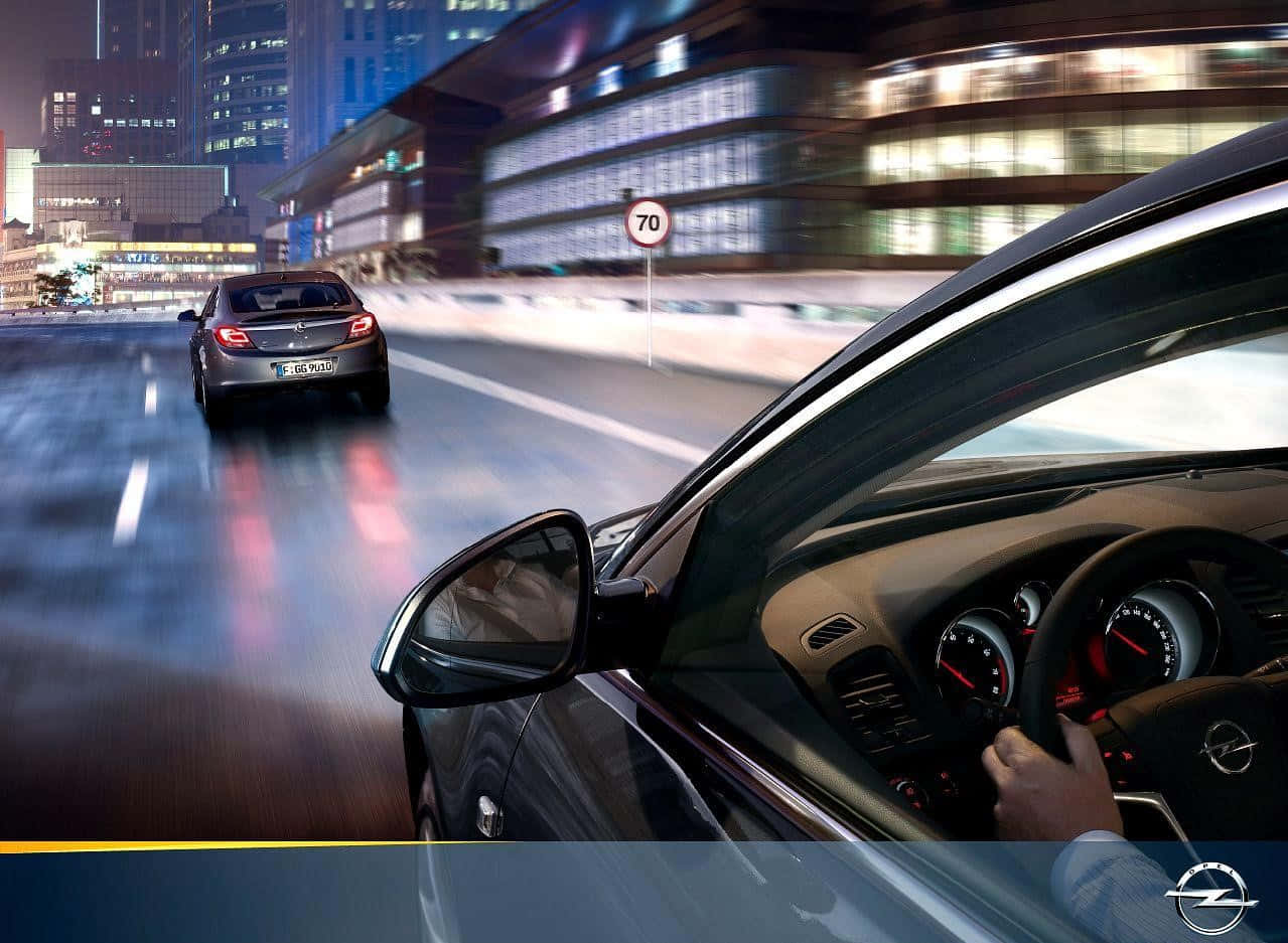 Elegantey Con Estilo, Opel Insignia En La Carretera Fondo de pantalla