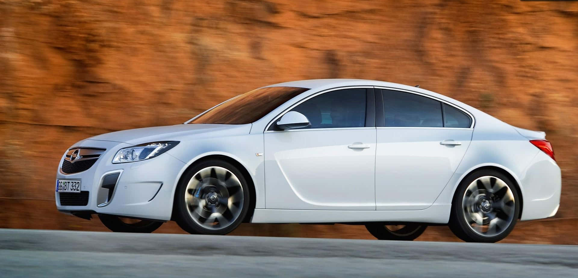 Elegantey Potente Opel Insignia En Movimiento. Fondo de pantalla